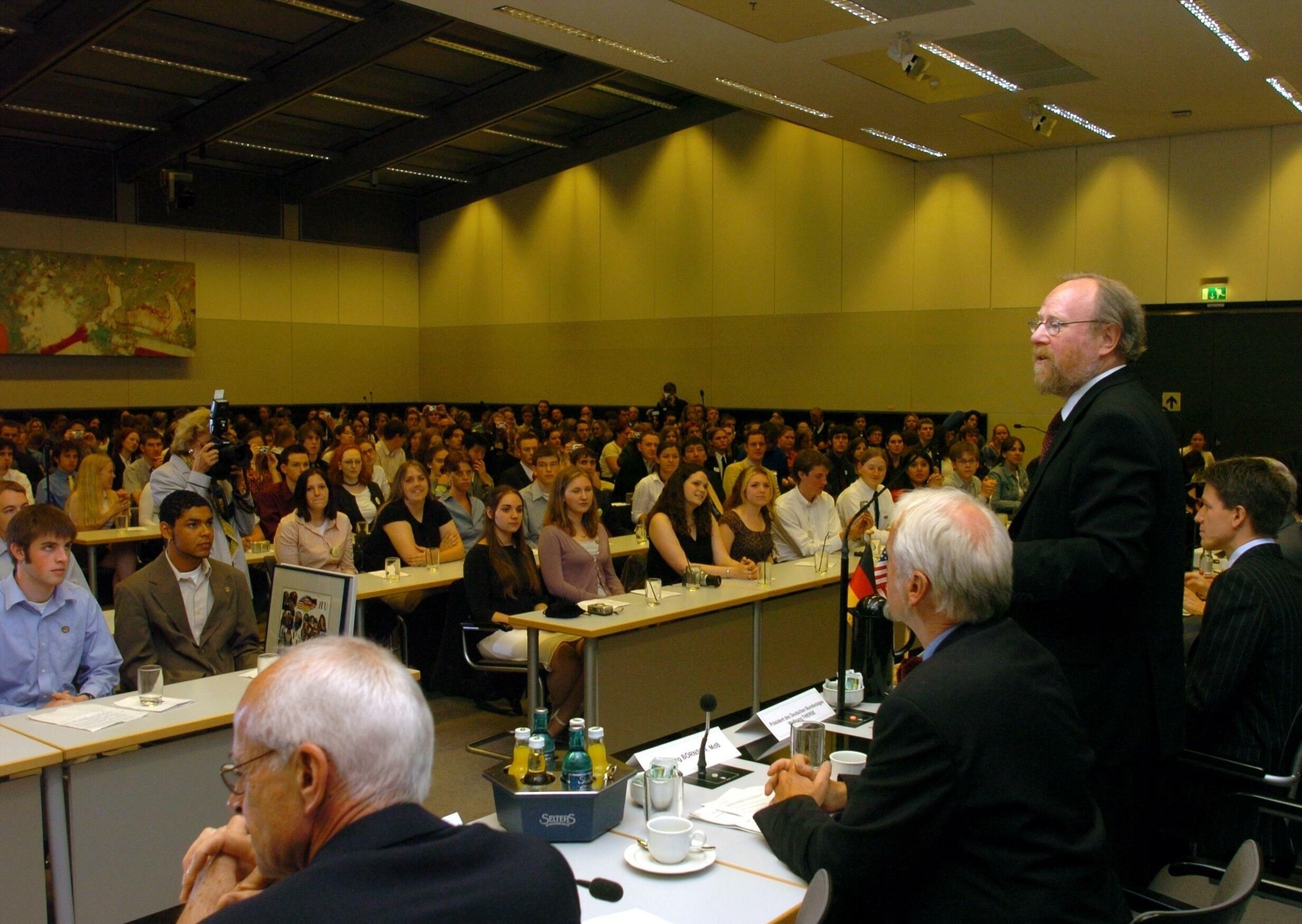 Bundestagspräsident Wolfgang Thierse, SPD, stehend, begüßt die Stipendiaten der PPP im Sitzungssaal der SPD
Empfang