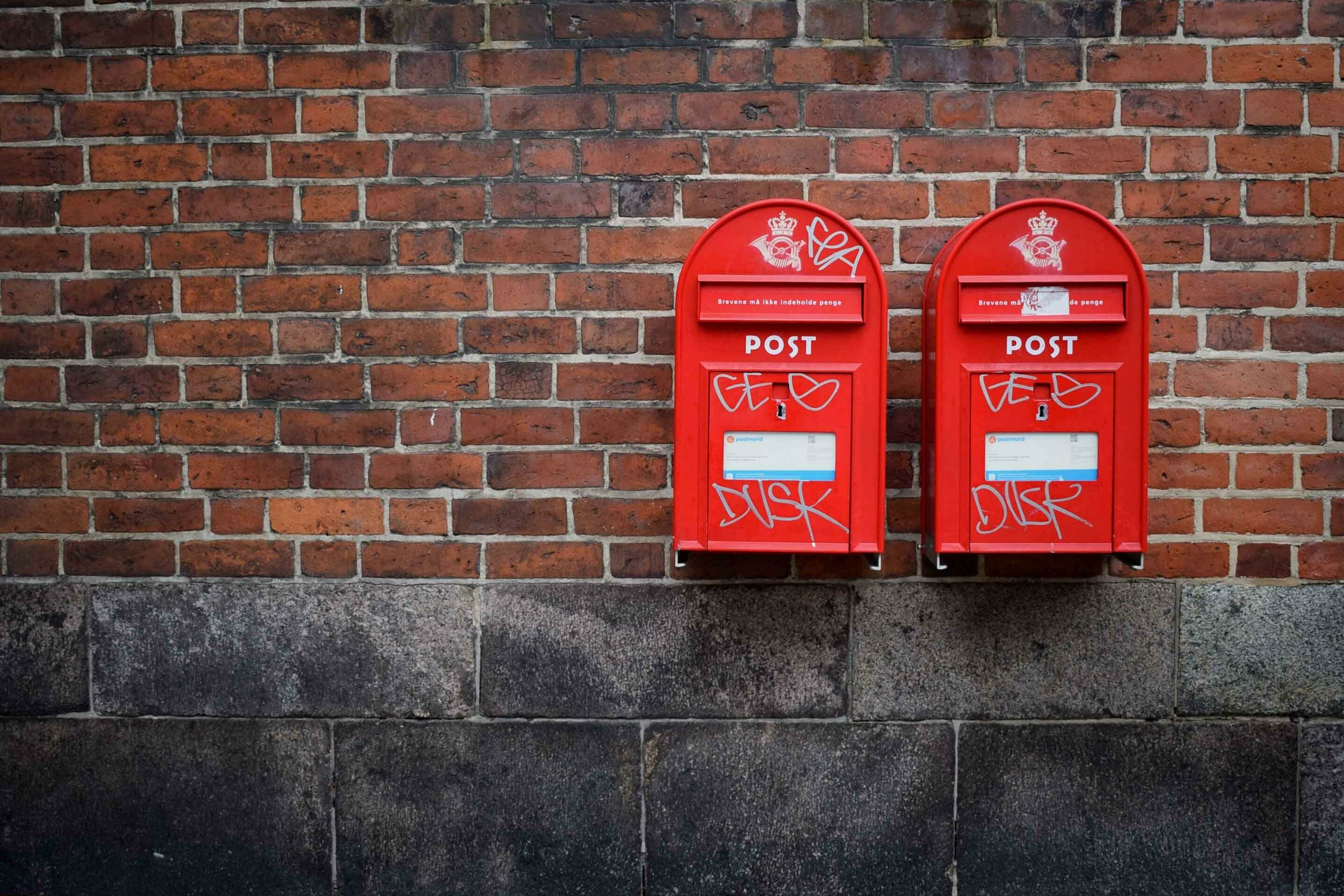 Rote Postkasten