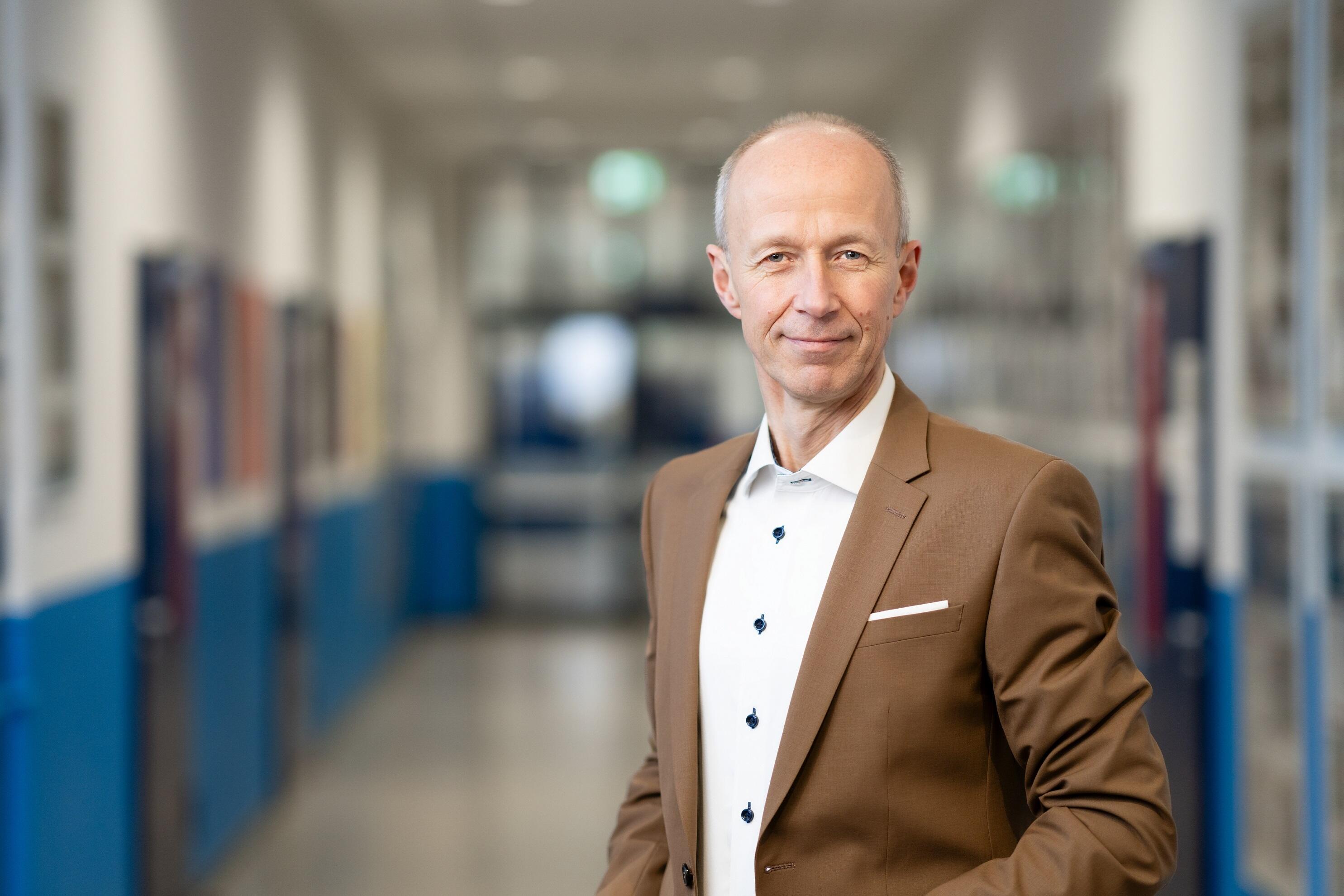 Portraitbild Minister Schwarz HMKB