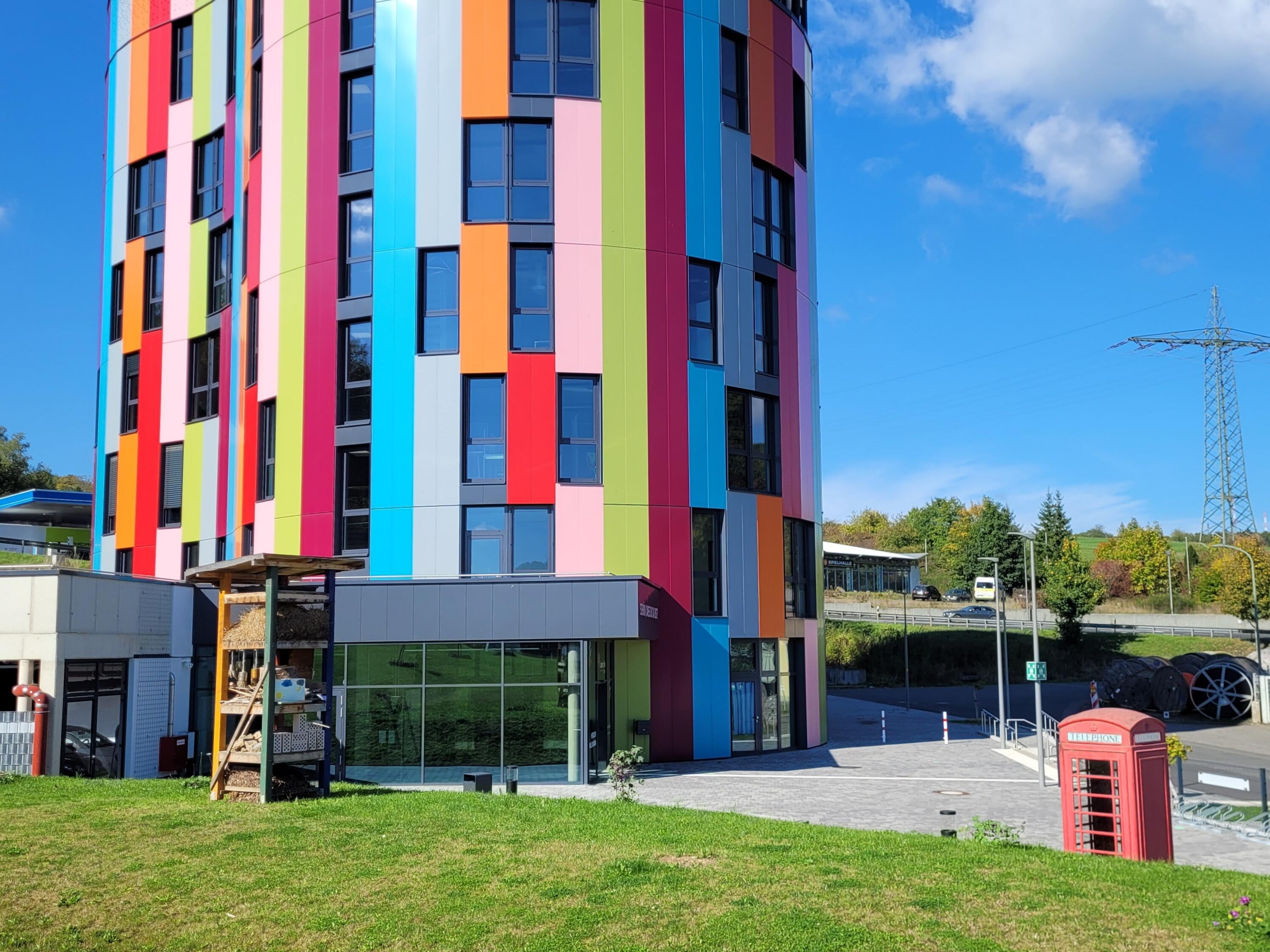 Außenansicht des bunten Gebäudes der Junior Uni Daun, bei Tag
