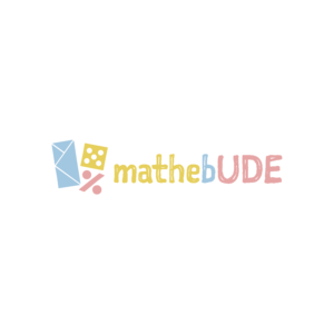 Logo der mathebUDE: helle, verspielte, aber schlichte Optik. Links im Logo ein blassblaues Tangram, ein gelber Würfel und ein rosafarbenes Prozentzeichen, rechts daneben der Schriftzu mathebUDE (mathe klein geschrieben in Gelb, b kleingeschrieben in Blassblau, UDE in Kapitälchen in Rosa)