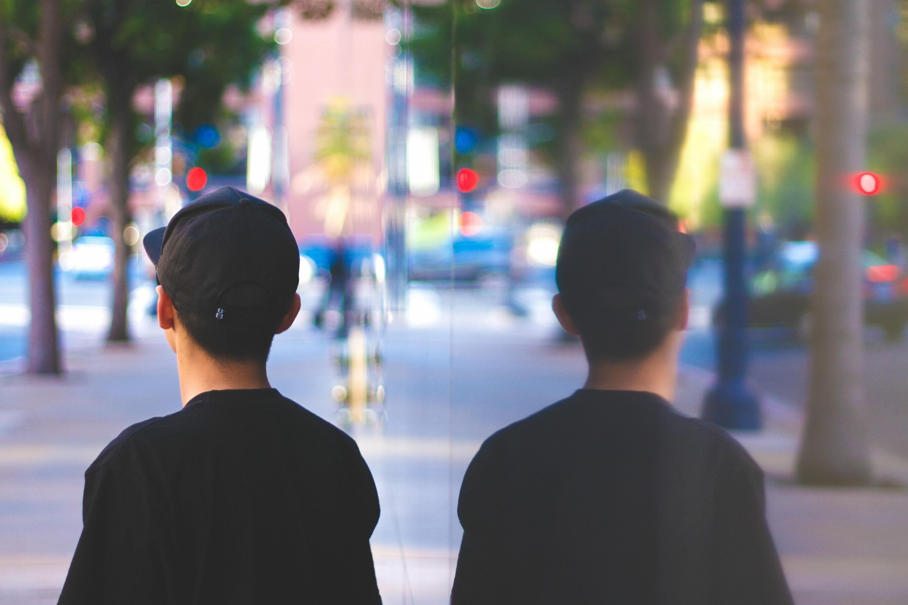 Ein Junge, der sich im Spiegel spiegelt.