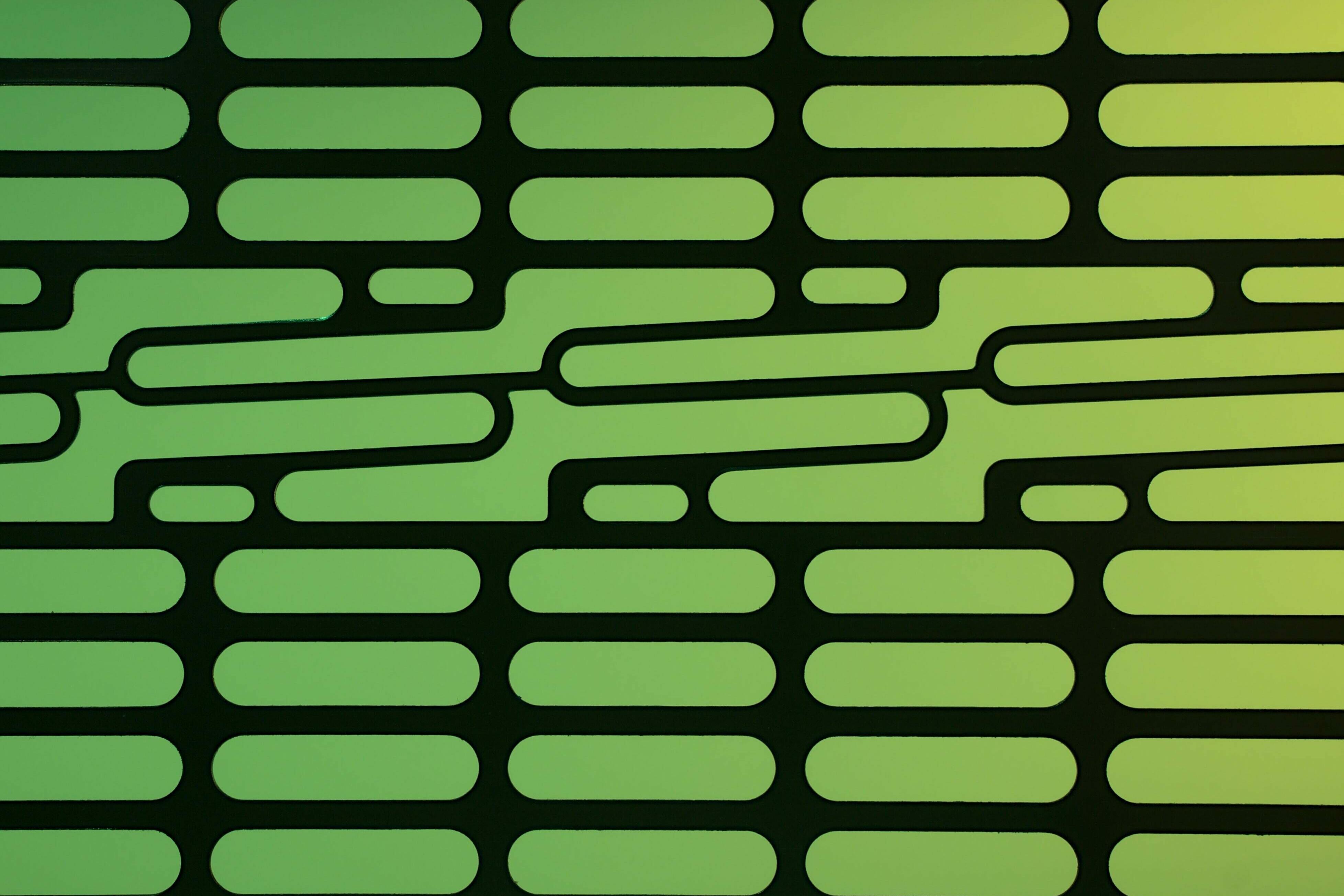 Fortbildungen in allen sechzehn Bundesländern. Als Symbol eine Textur als Muster in gelb-grün und schwarz, das ineinander greift.