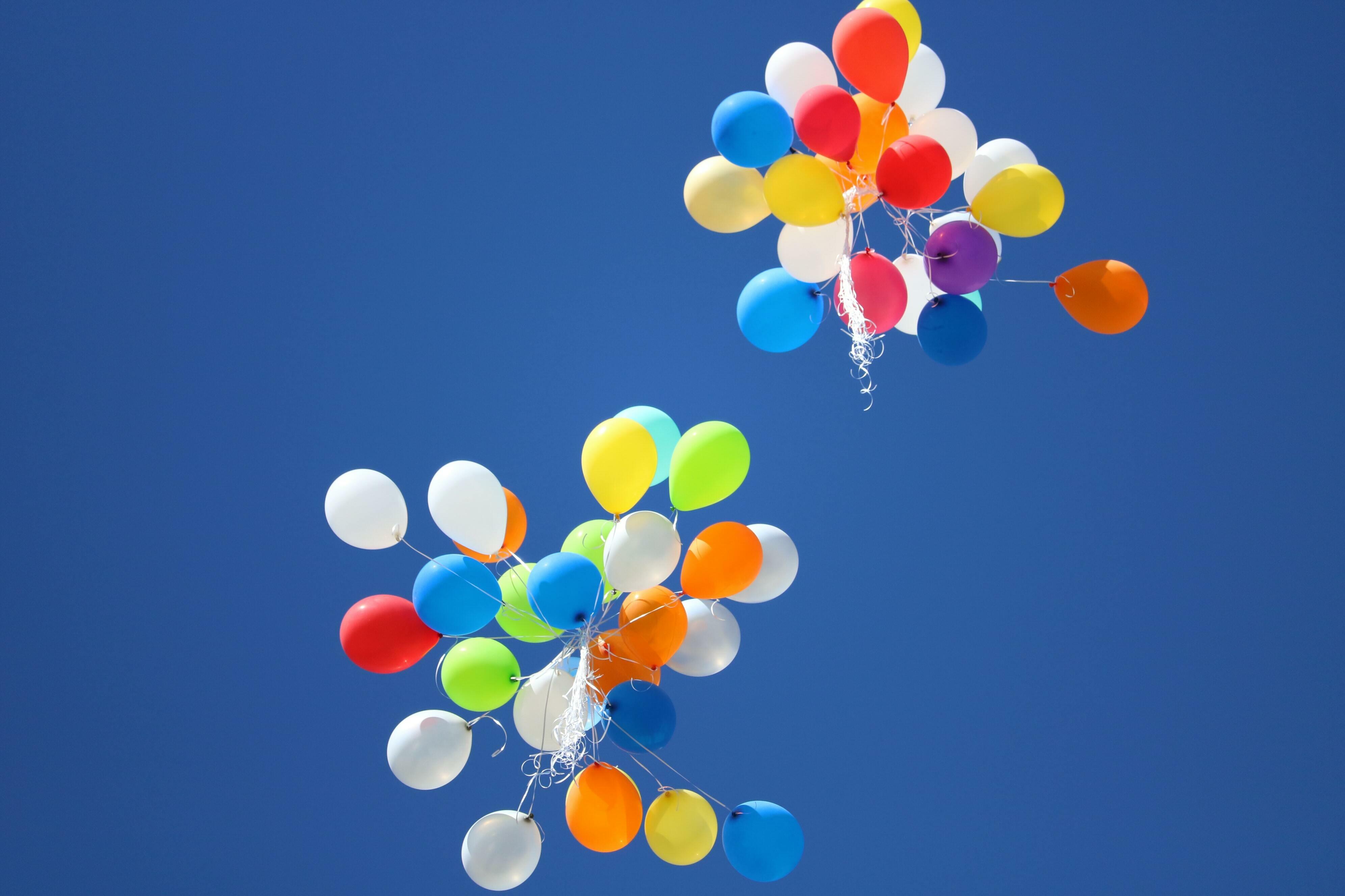 Bunte Luftballons vor blauem Himmel