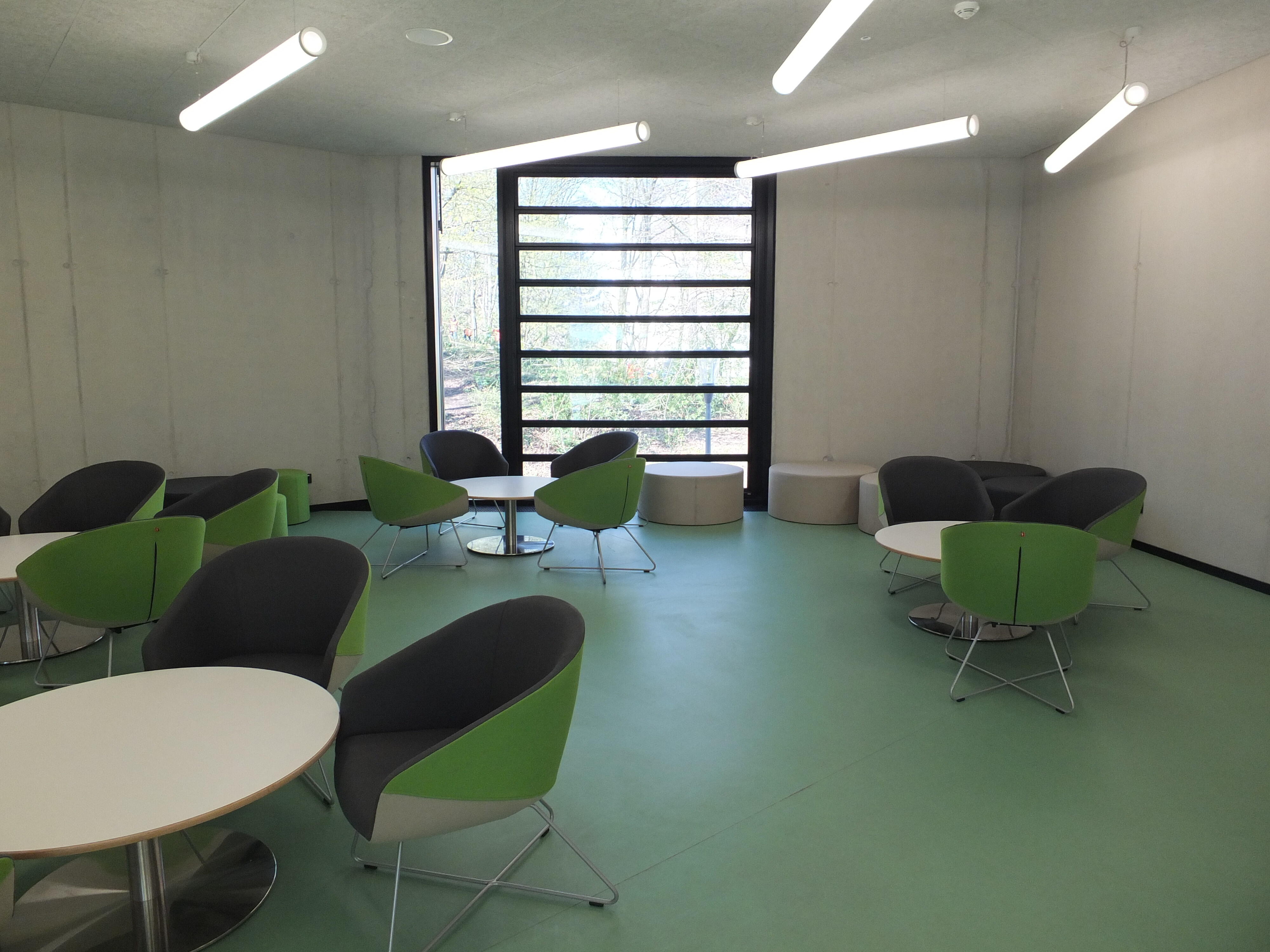 Sitzbereich in der Cafeteria