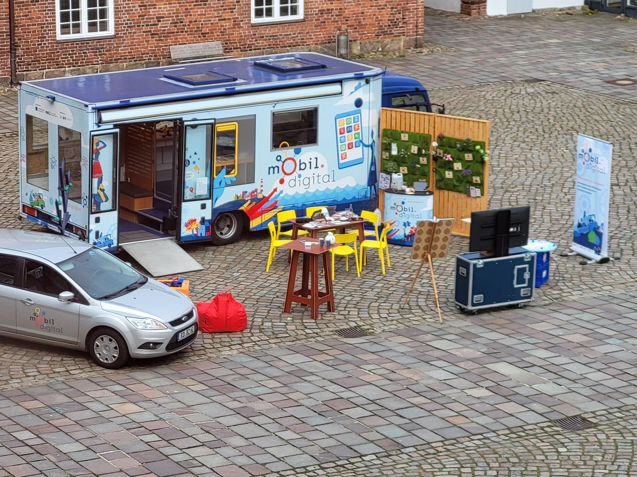 Ansichten des Digitalwerkstattbusses mobil.digital.