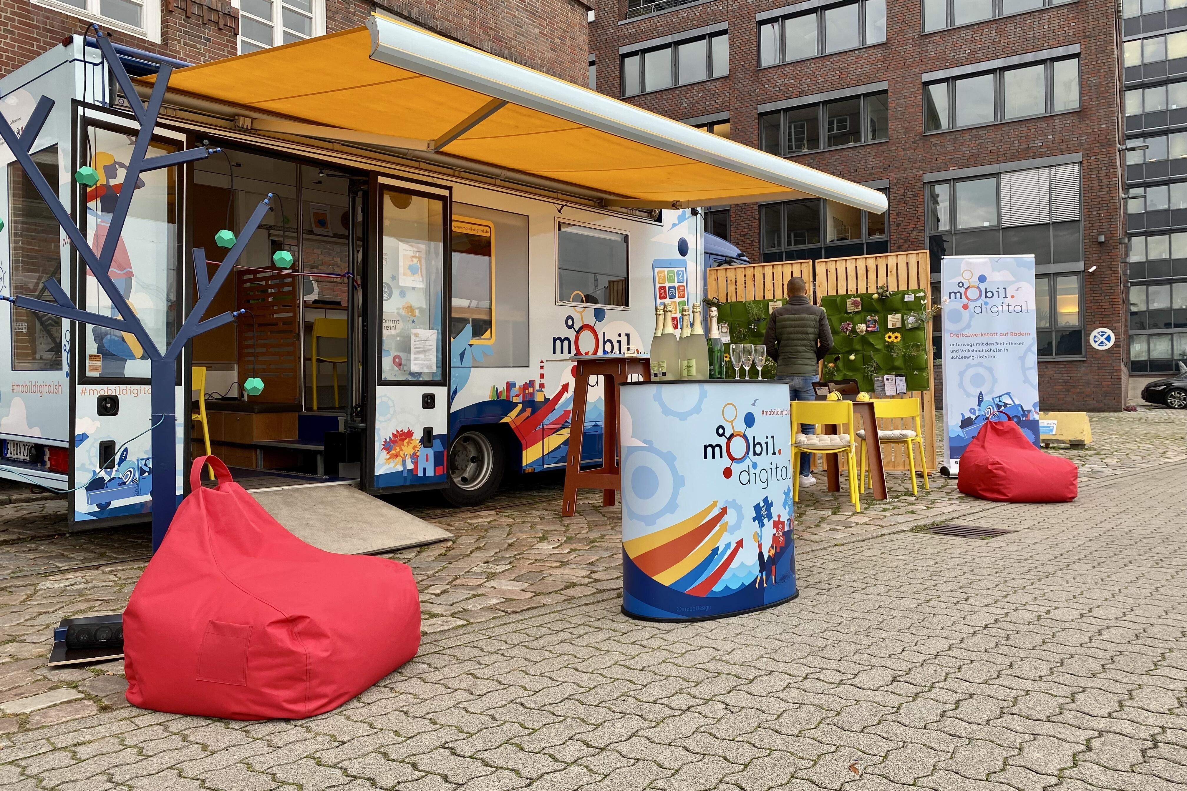 Ansicht des Digitalwerkstattbusses mobil.digital.