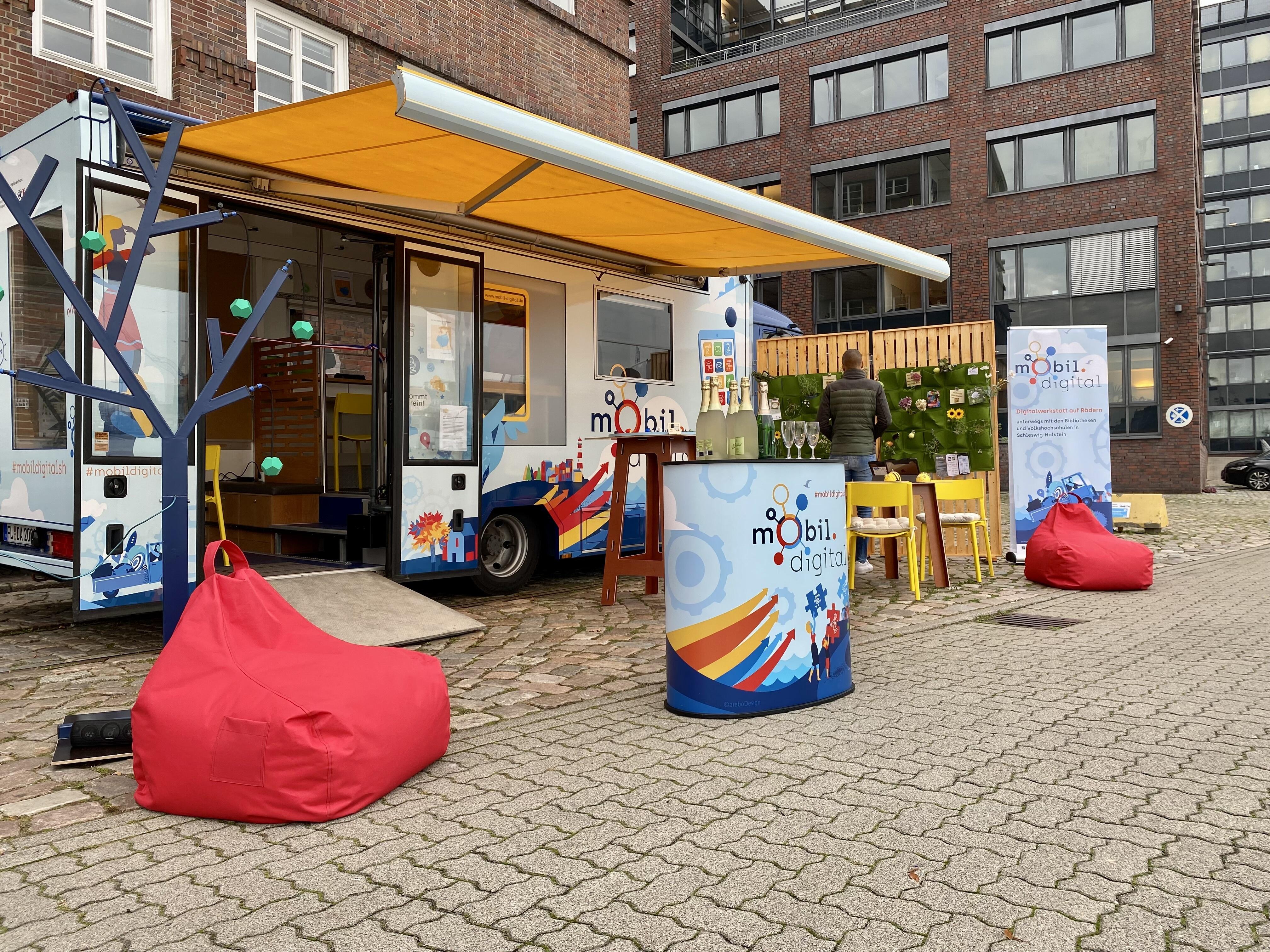 Ansicht des Digitalwerkstattbusses mobil.digital.