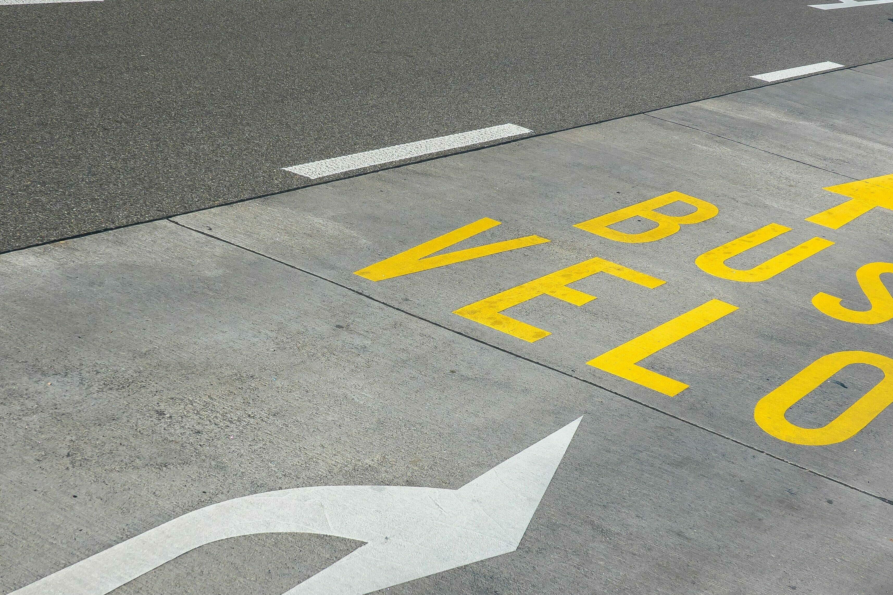 Straße mit Beschriftung "Bus, Velo"