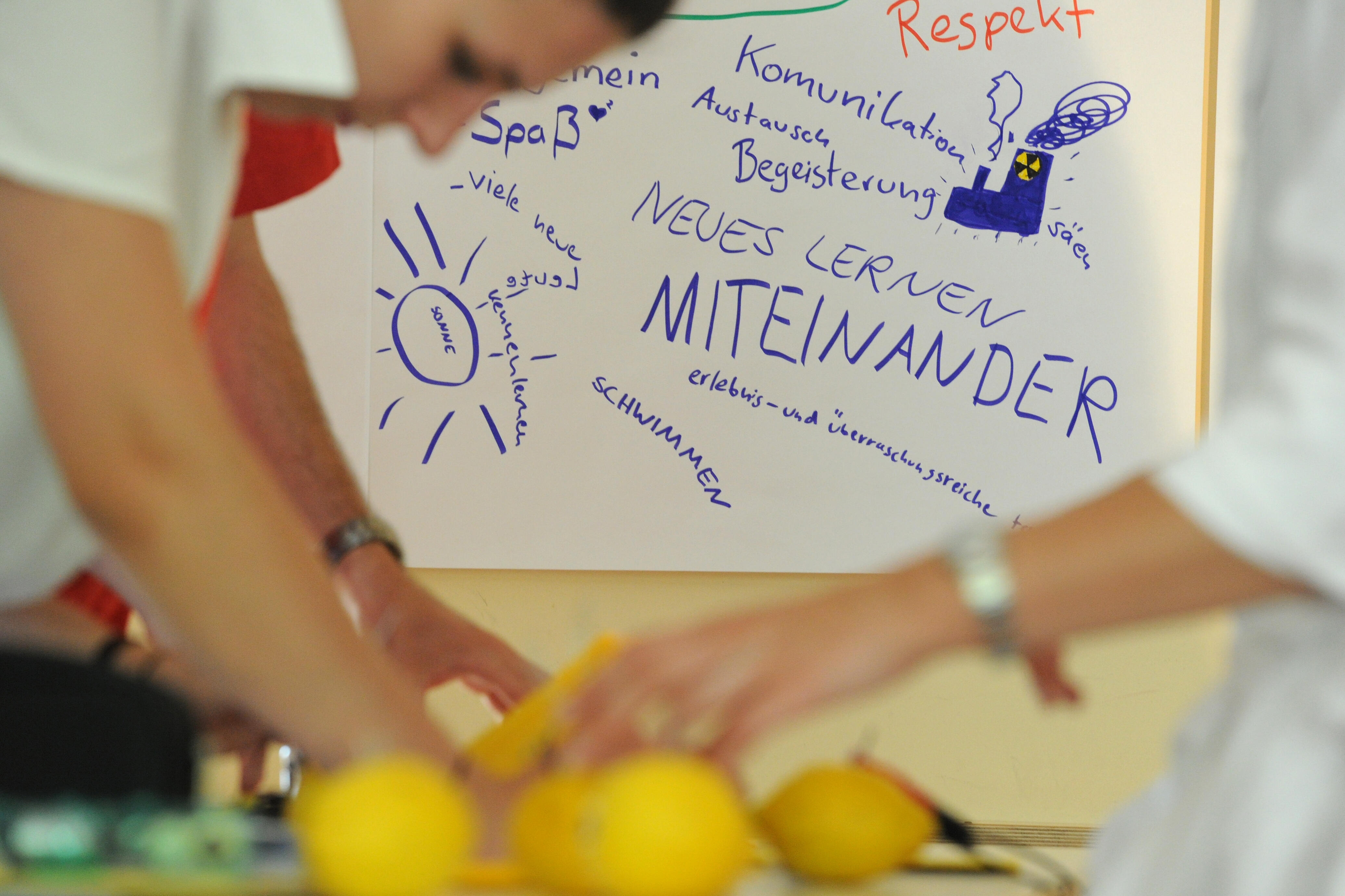 Teilnehmende arbeiten in einem Workshop