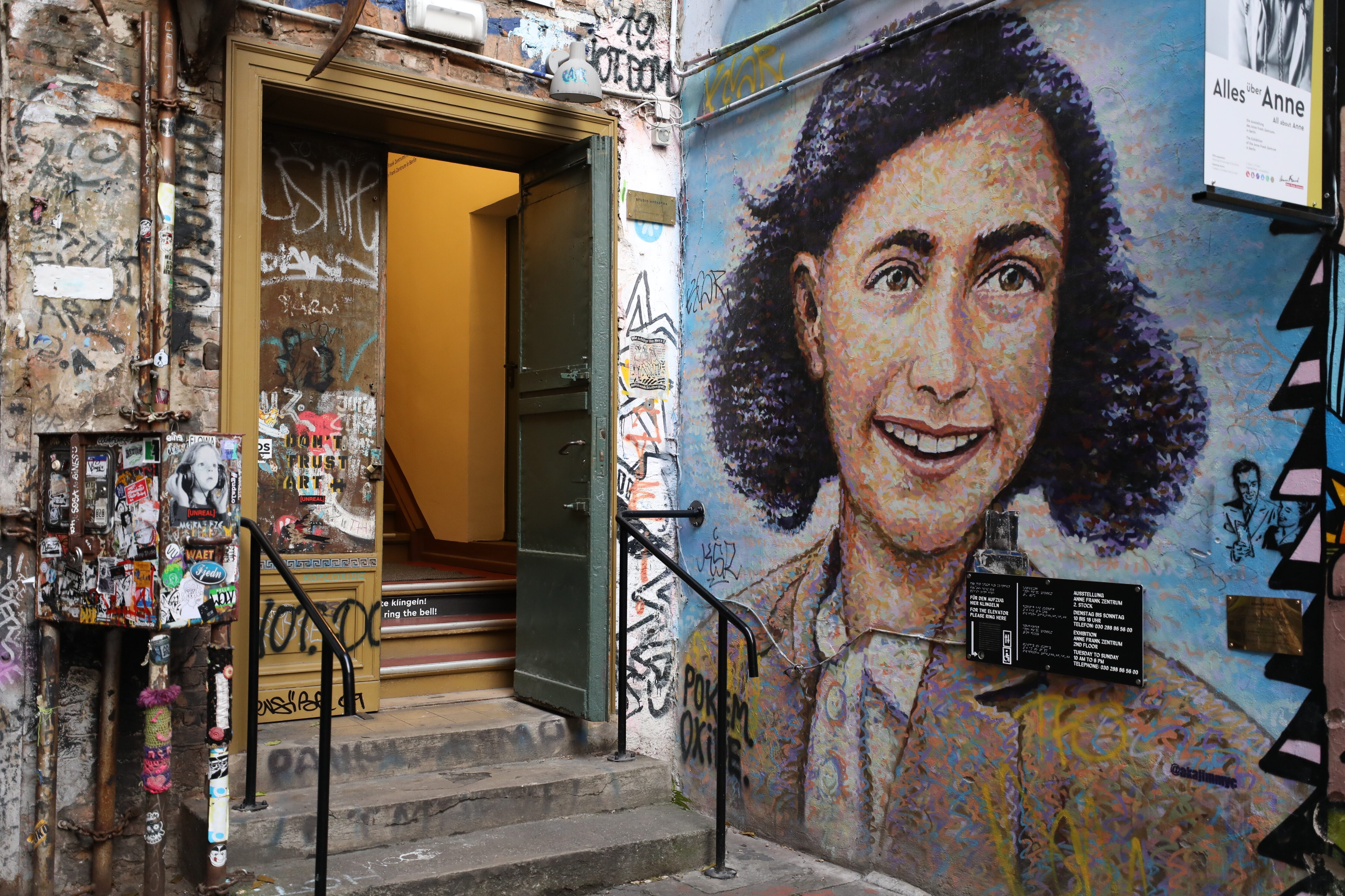 Eingang zum Anne Frank Zentrum - https://www.artefakt-berlin.de/fileadmin/files/Projekte/Anne_Frank_Tag_2023/Bilder/Eingang_zum_Anne_Frank_Zentrum_Foto_Ruthe_Zuntz.JPG