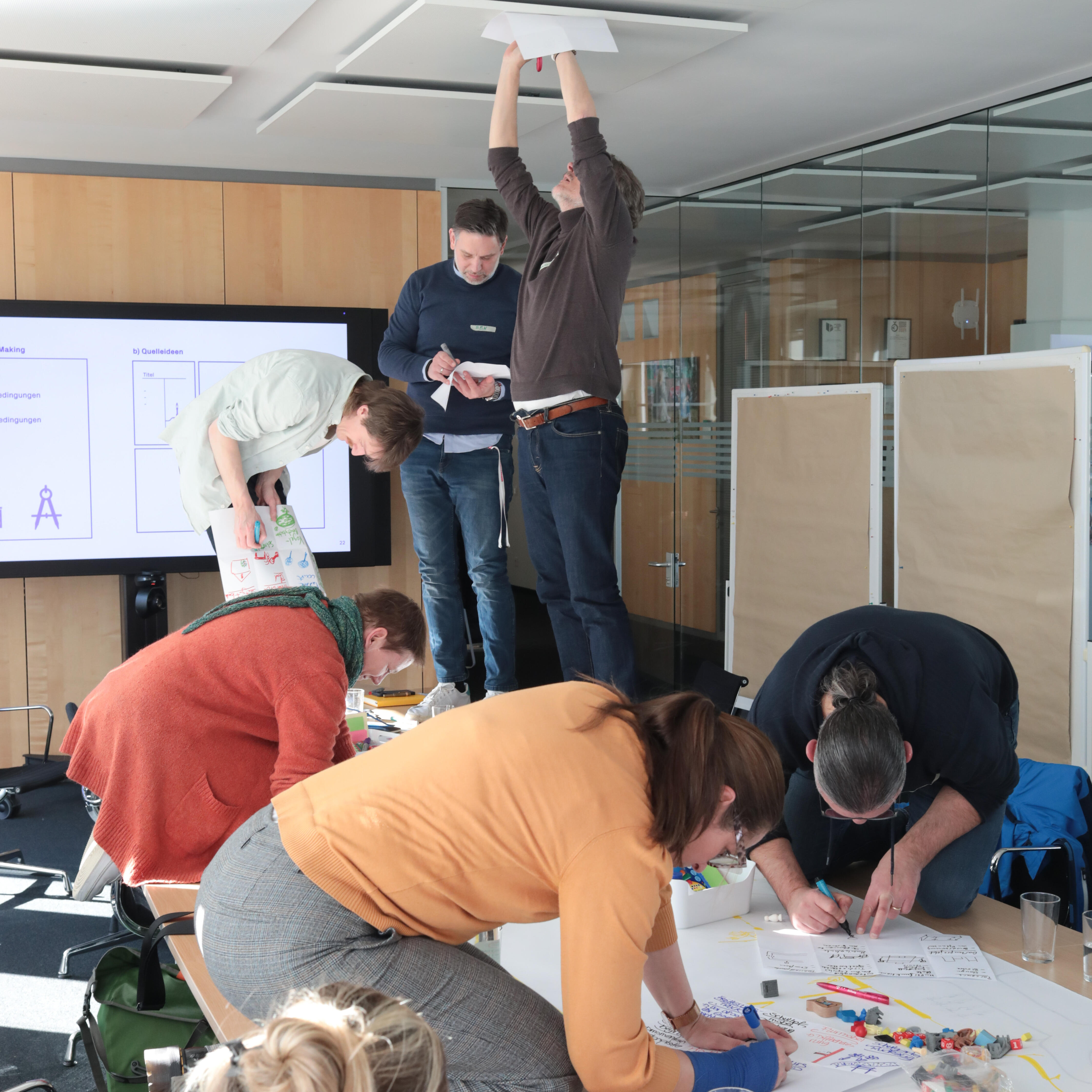 Menschen im Kreativworkshop schreiben
