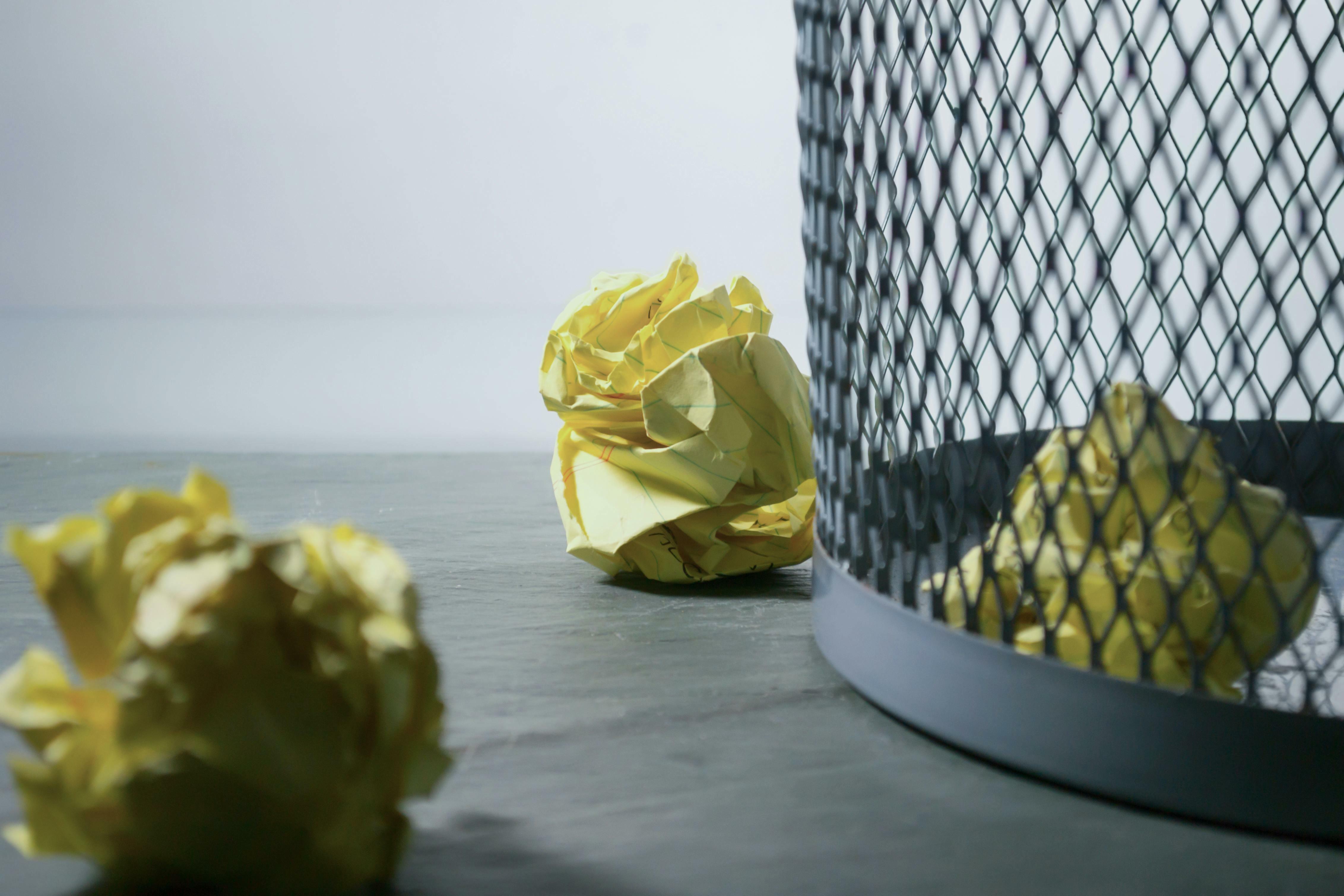 Papierkorb mit zerknüddeltem Papier