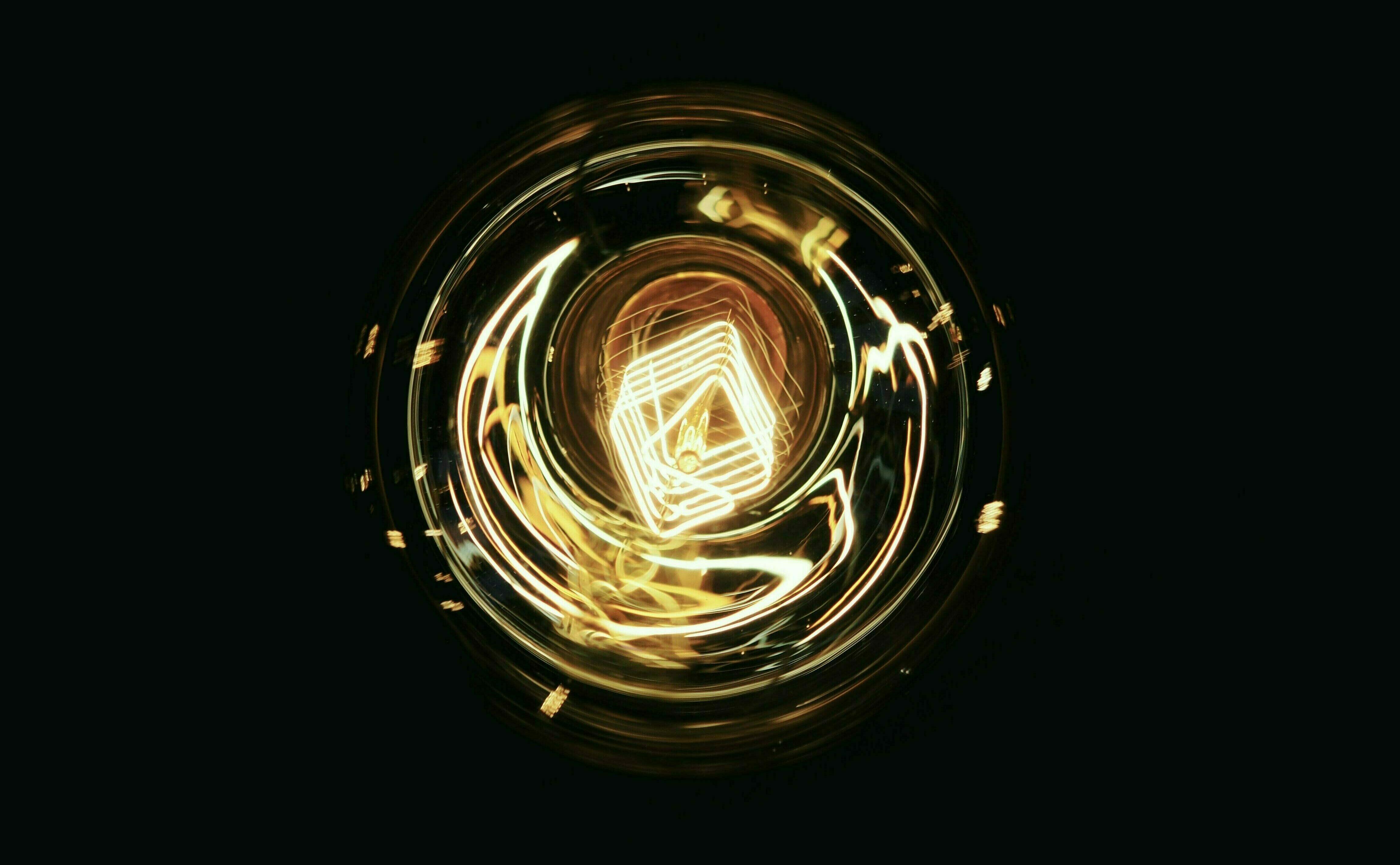 Ein Glühlampe vor schwarzem Hintergrund.