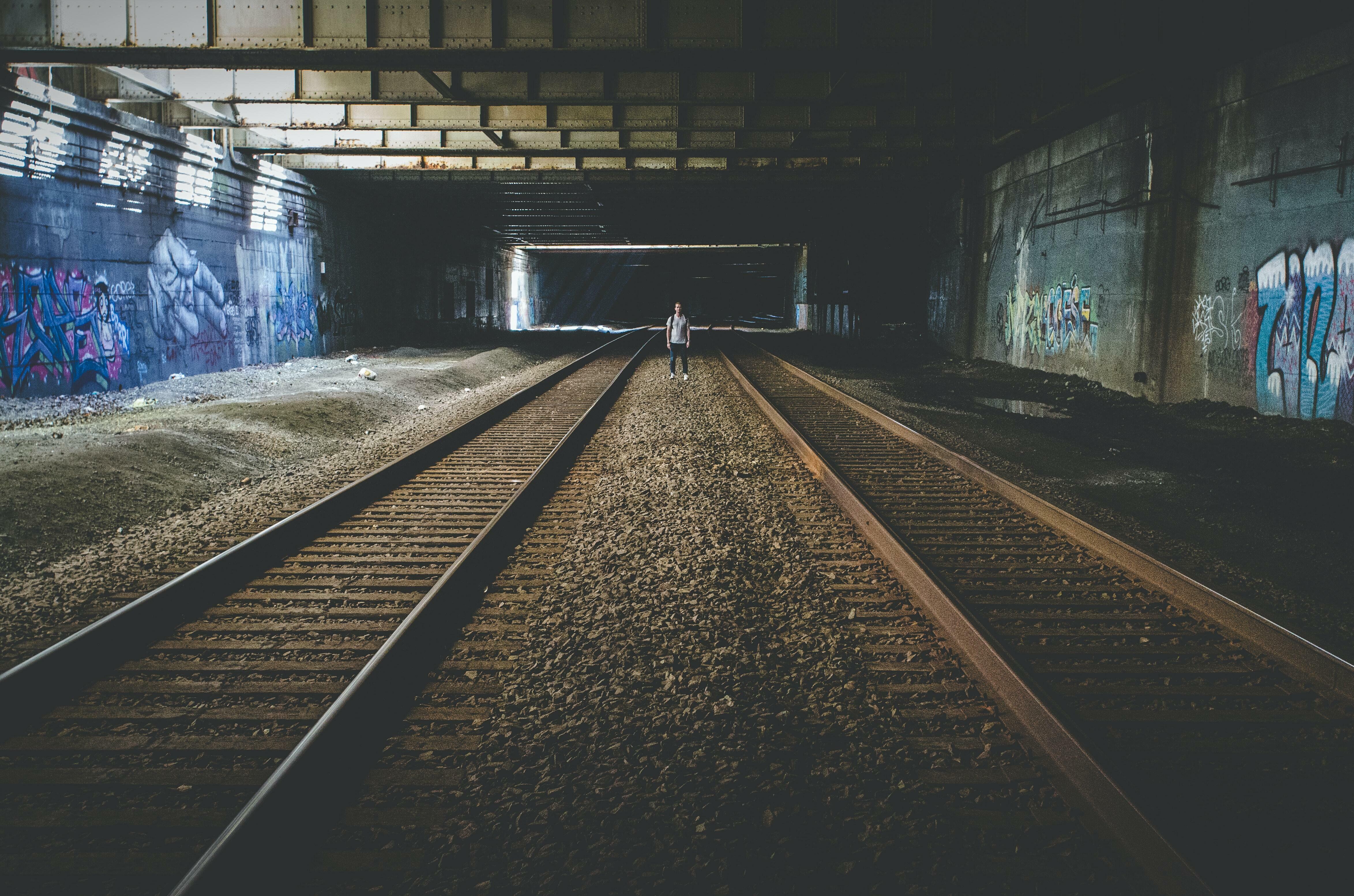Junge, der in einem Tunnel steht.