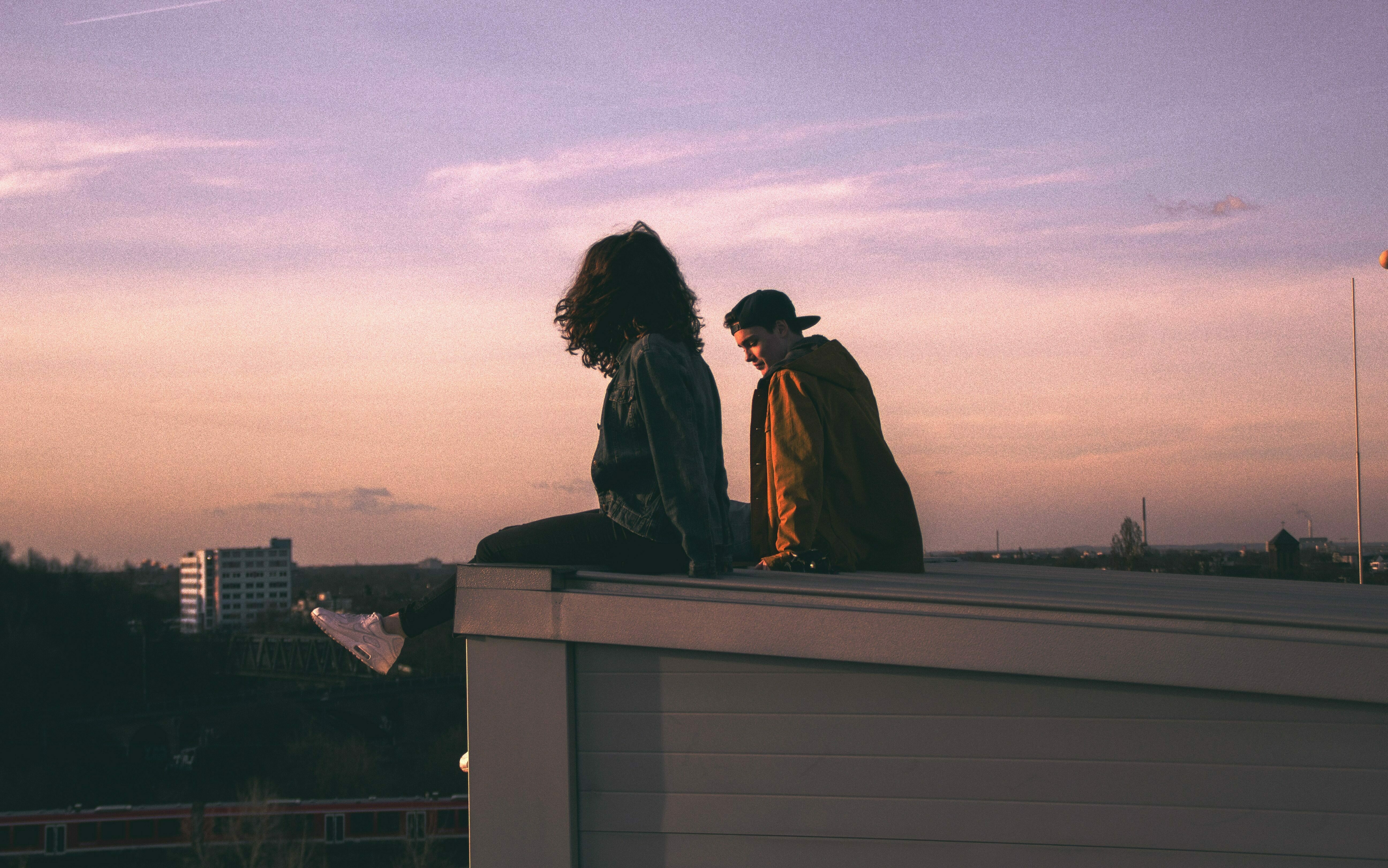 Jugendliche auf einem Dach