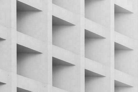 Hochhaus mit monotoner, gleich aussehender Fassade.