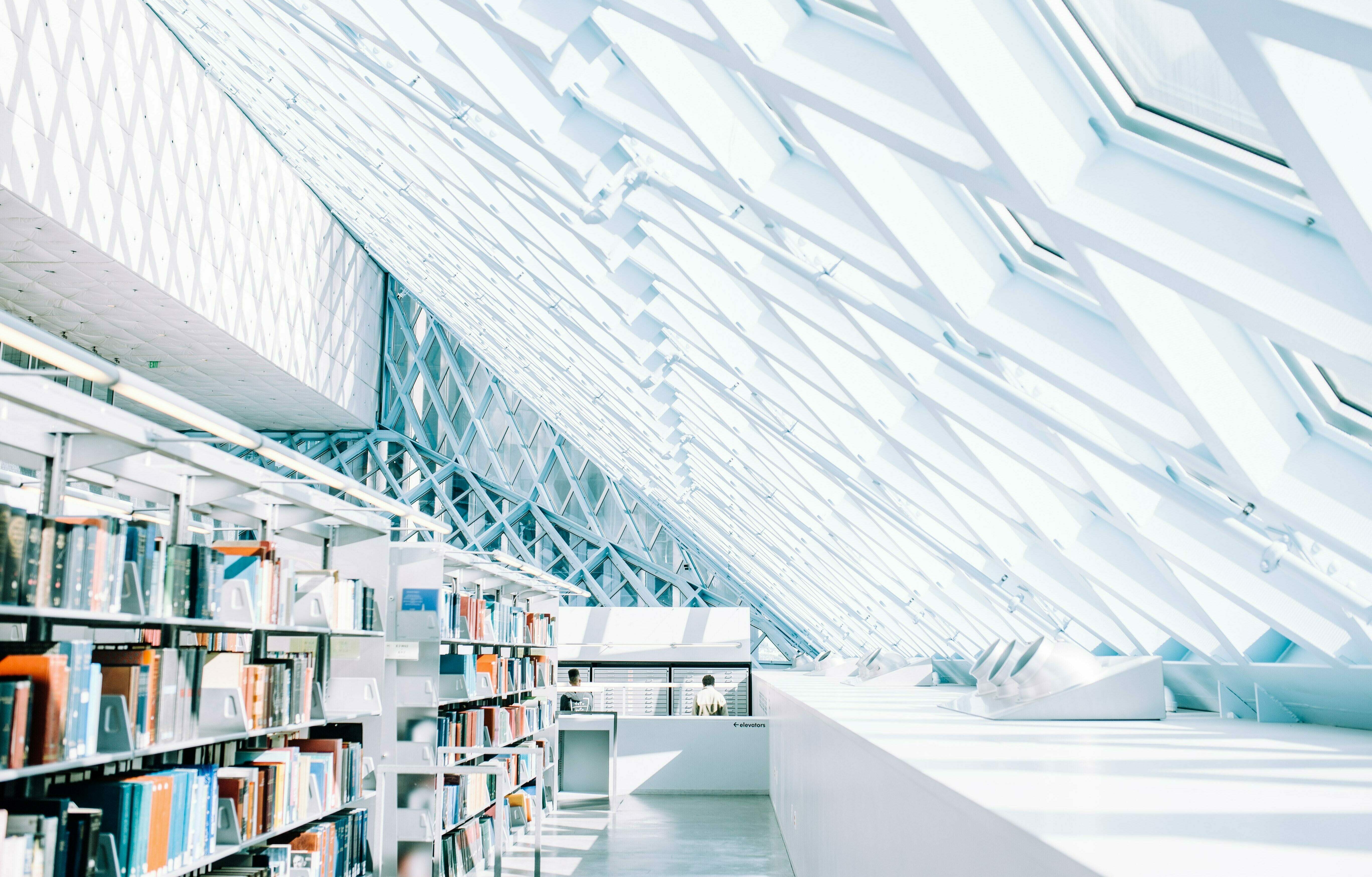 Glasdach einer Bibliothek.
