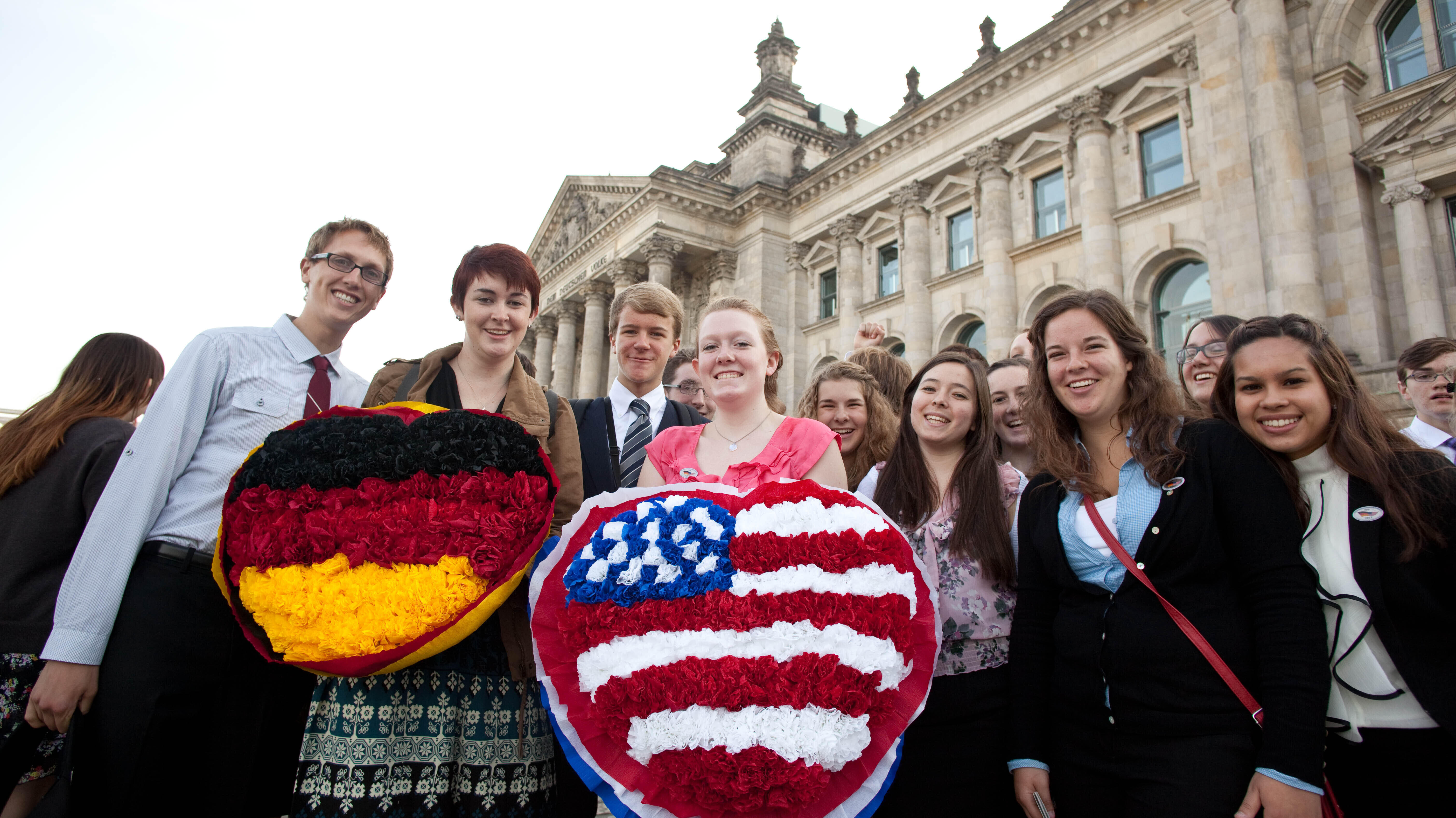 Berlin-Tag der PPP-Stipendiaten am Freitag, 15. Juni 2012, kamen 328 junge Amerikaner des Parlamentarischen Patenschaftsprogramms zusammen
Parlamentarisches Patenschafts-Programm
Ort: Reichstagsgebäude, Westportal, Berlin / Deutschland