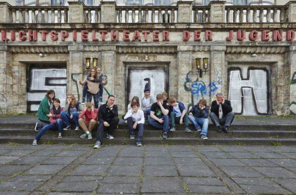 Schüler des Karl-Liebknecht-Gymnasiums vor dem ehem. Lichtspieltheater der Jugend in Frankfurt (Oder)