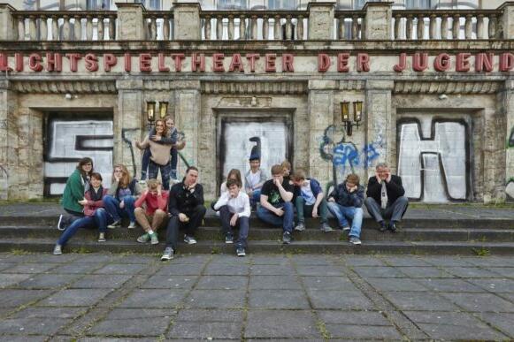 Schüler des Karl-Liebknecht-Gymnasiums vor dem ehem. Lichtspieltheater der Jugend in Frankfurt (Oder)