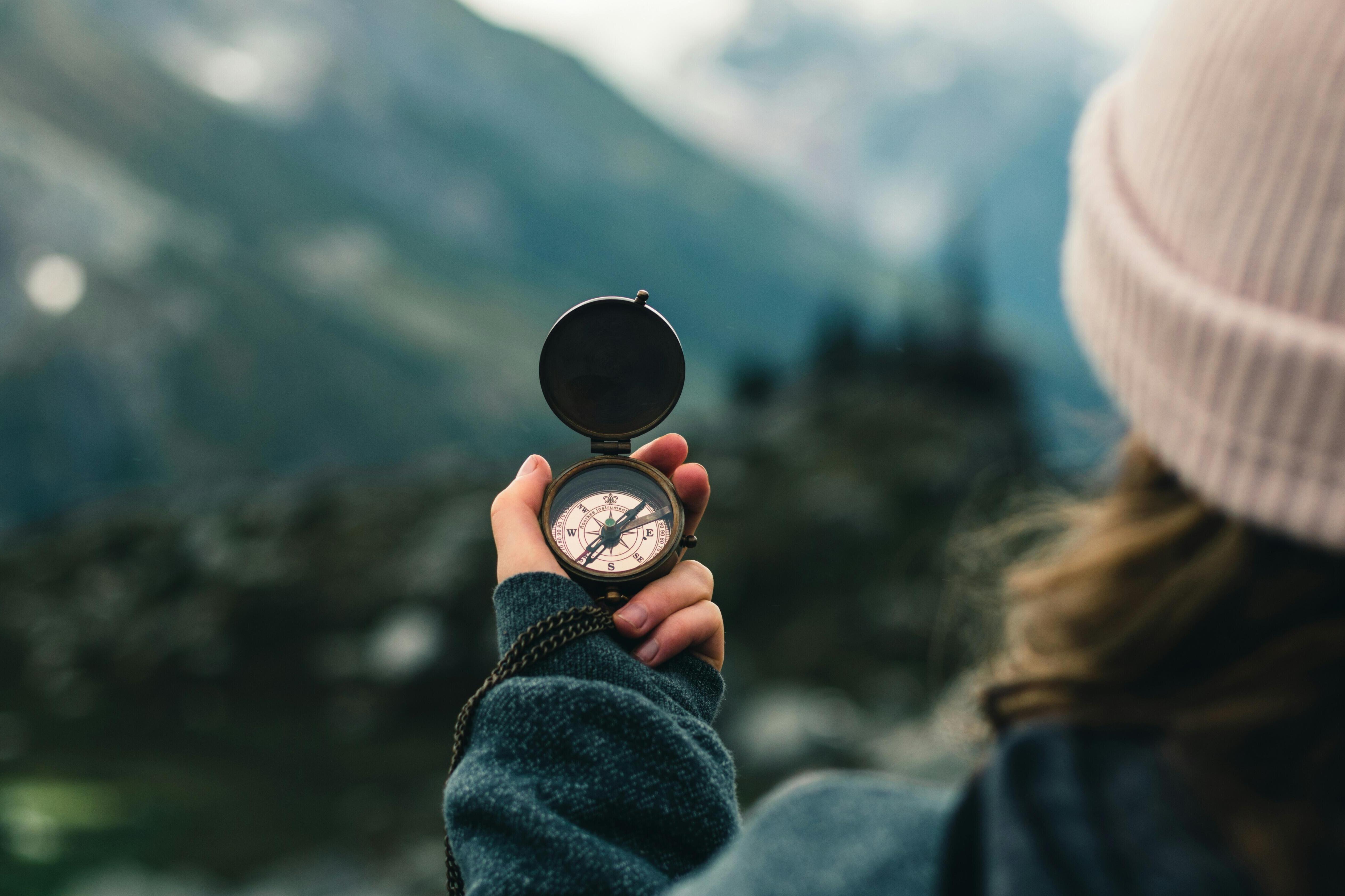Person mit Kompass