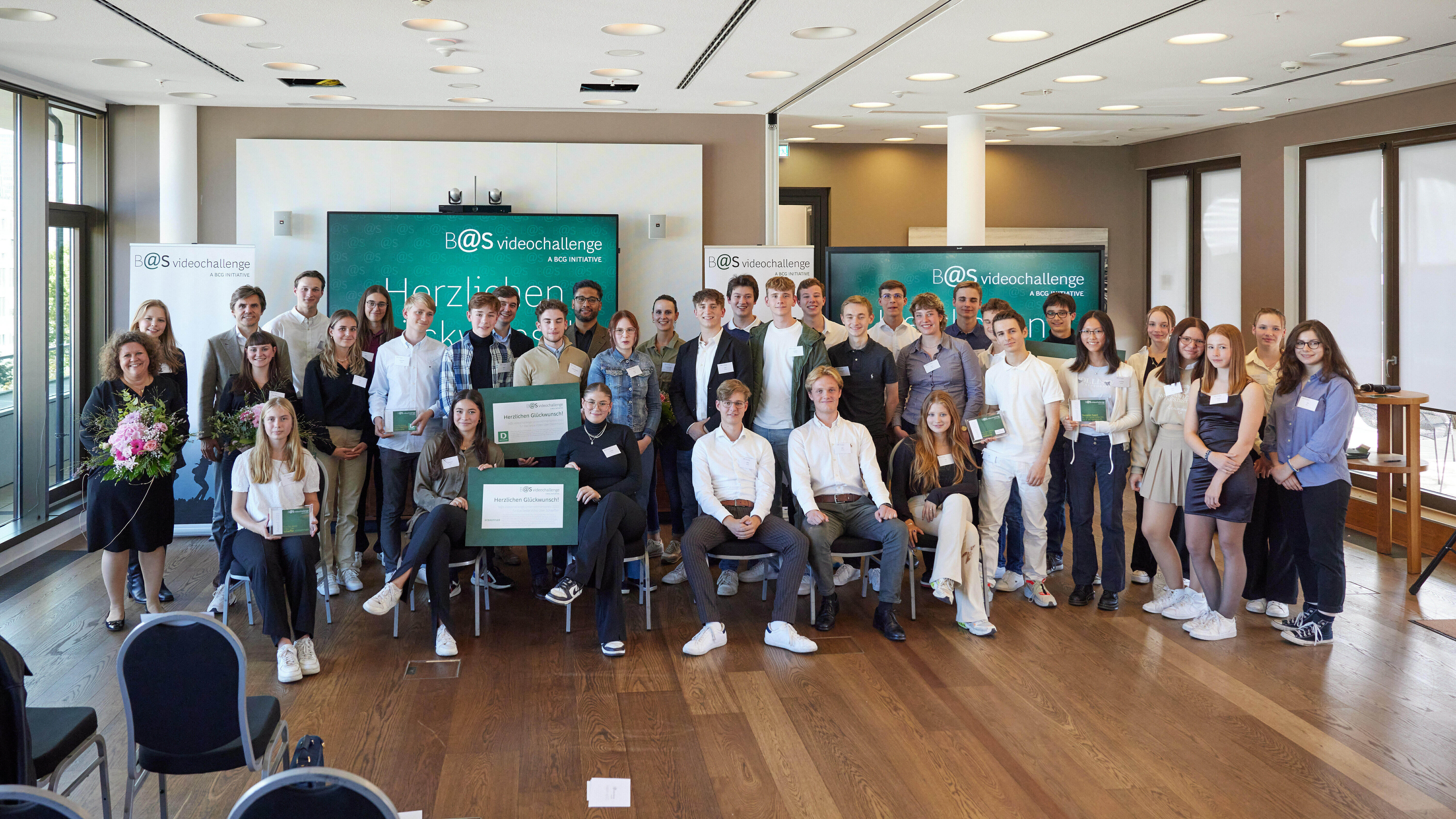 Gruppenfoto Finalistinnen und Finalisten Business@school Wettbewerb