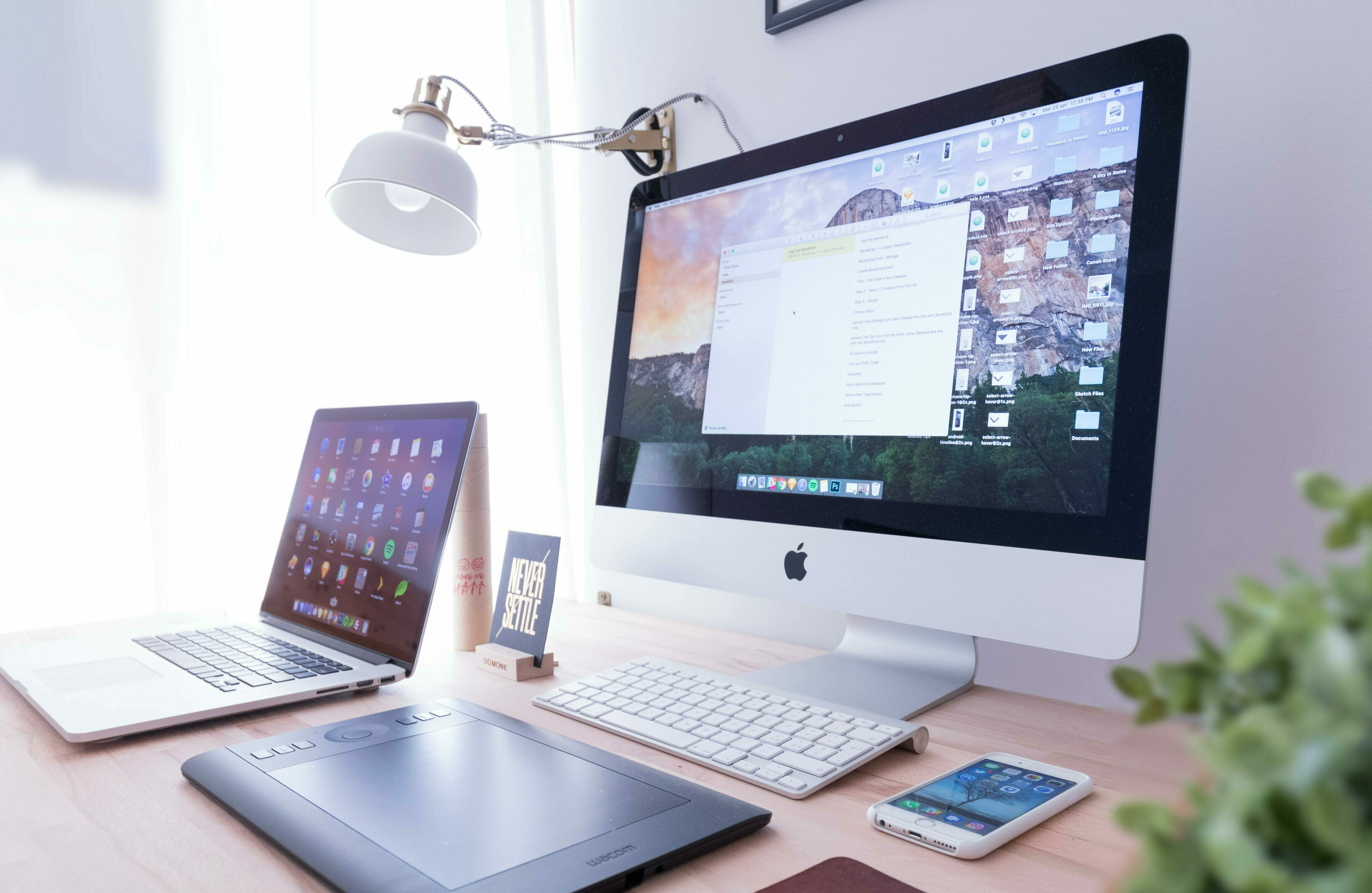 Laptop, Tablet, Monitor, digitale Hilfsmittel zur Berufsorientierung.