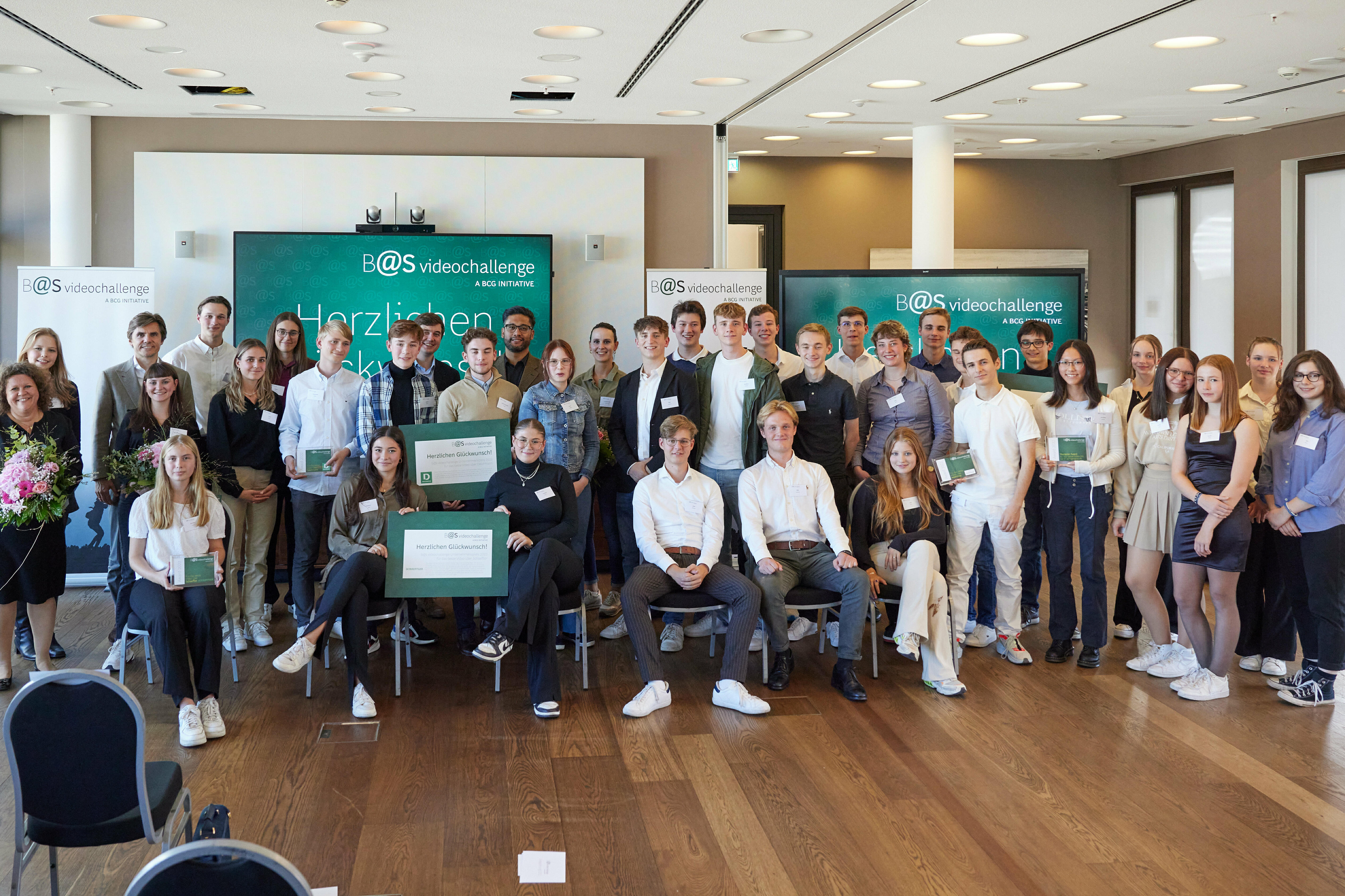 Gruppenfoto Finalistinnen und Finalisten Business@school Wettbewerb
