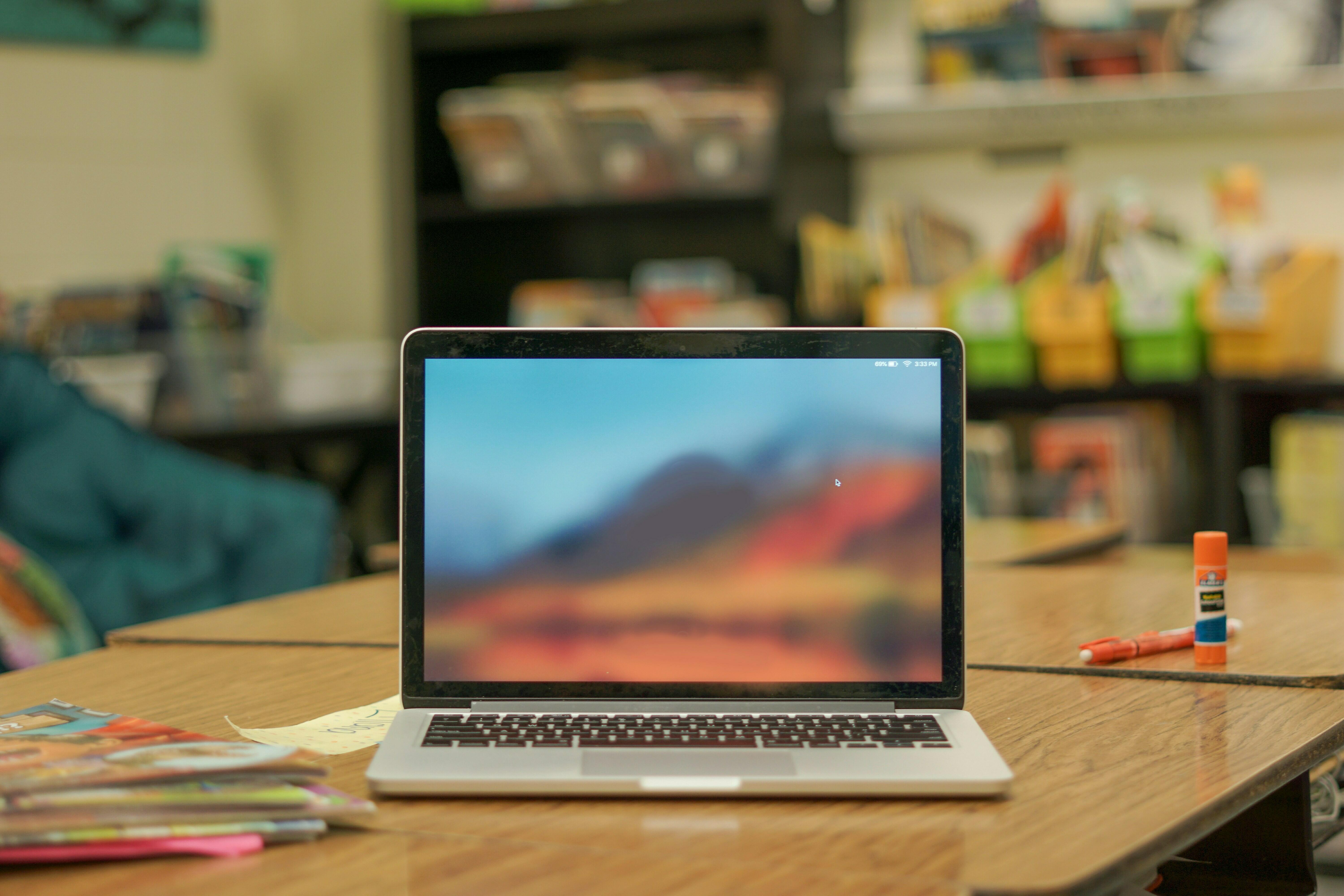 Laptop steht im Klassenzimmer