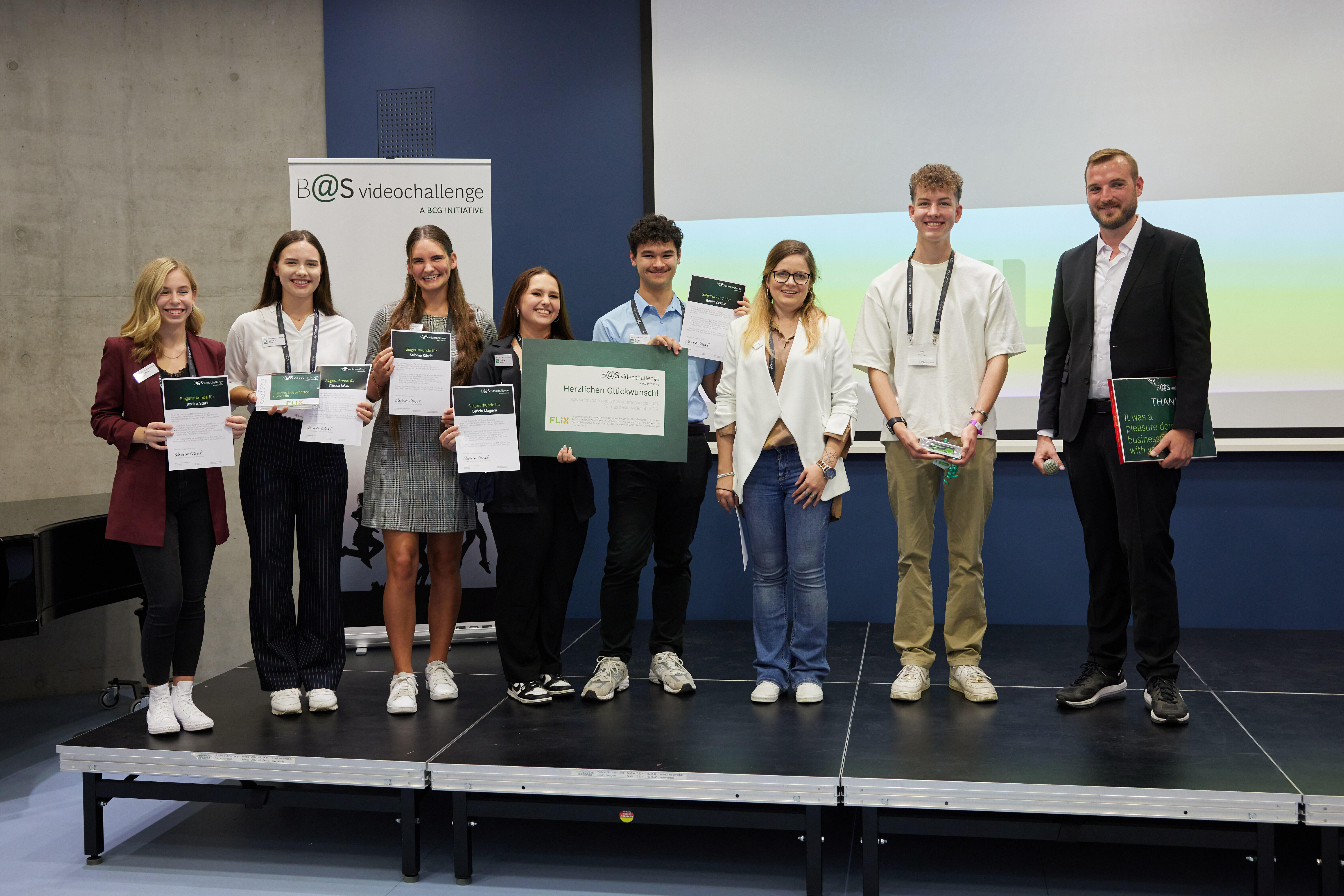 Gruppenfoto Finalistinnen und Finalisten Business@school Wettbewerb
