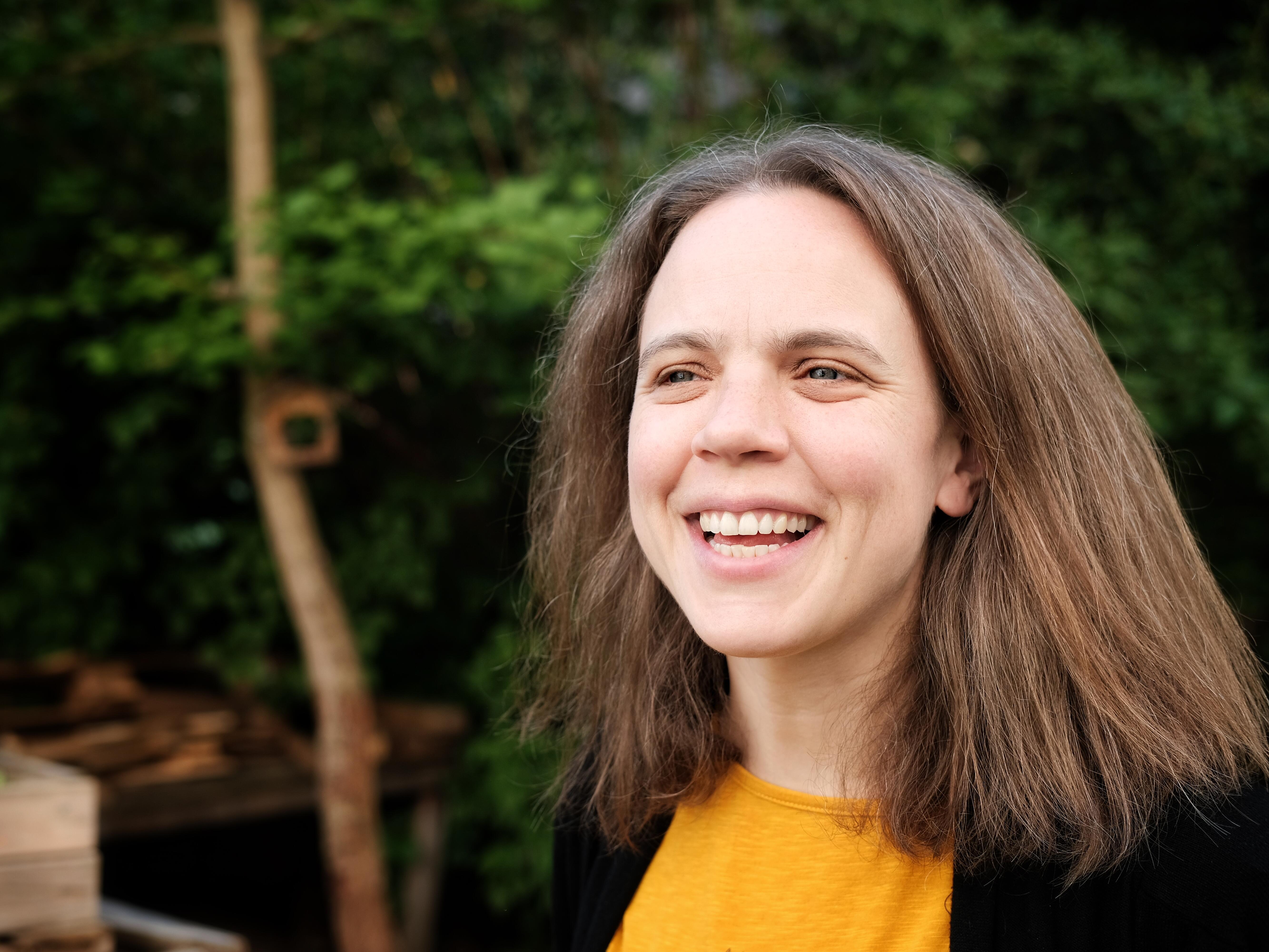 Abbildung von Silke Henningsen, stellvertretende Schulleiterin der IGS Süd in Frankfurt Sachsenhausen.