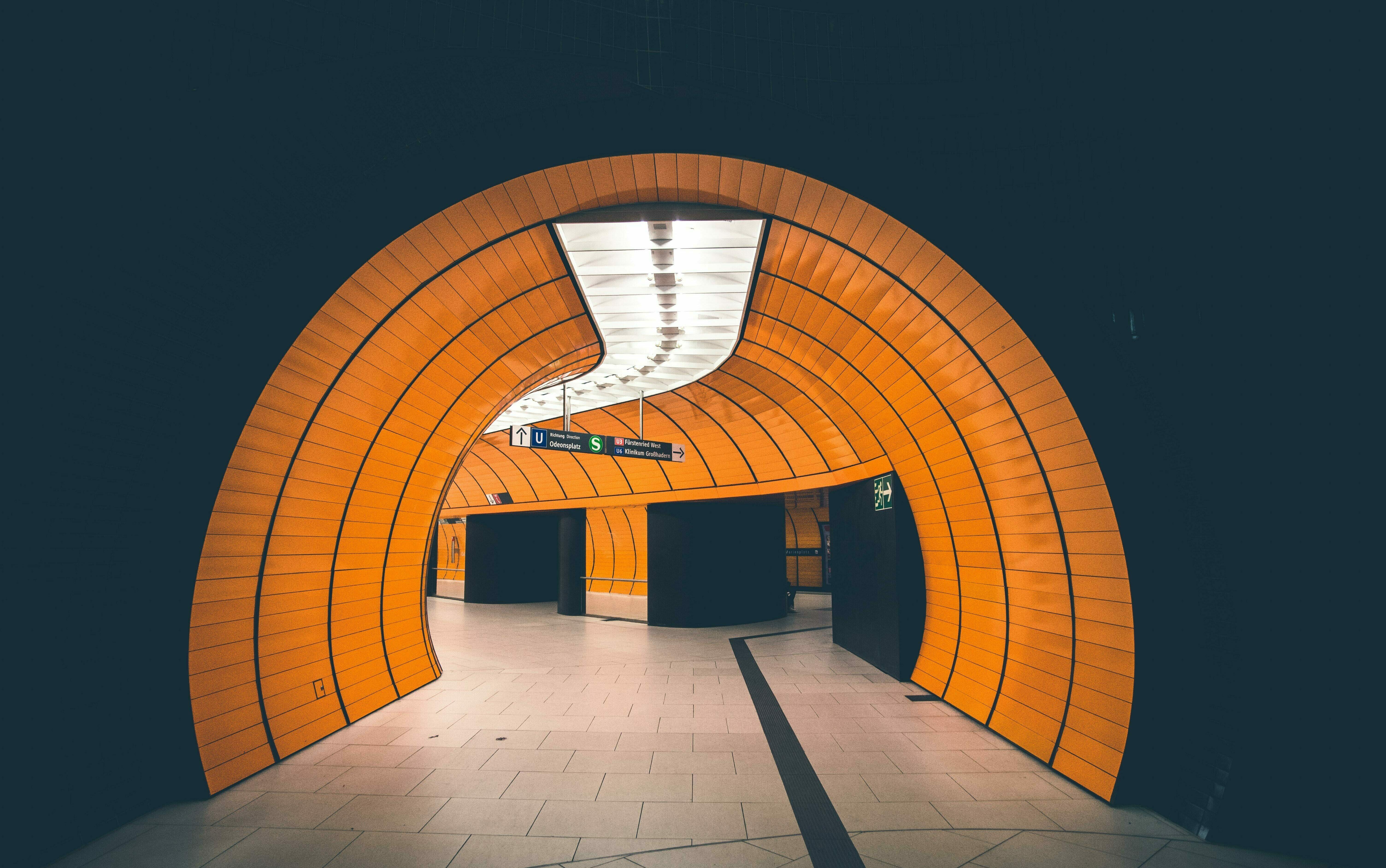 U-Bahn-Station mit orangener Kachelung
