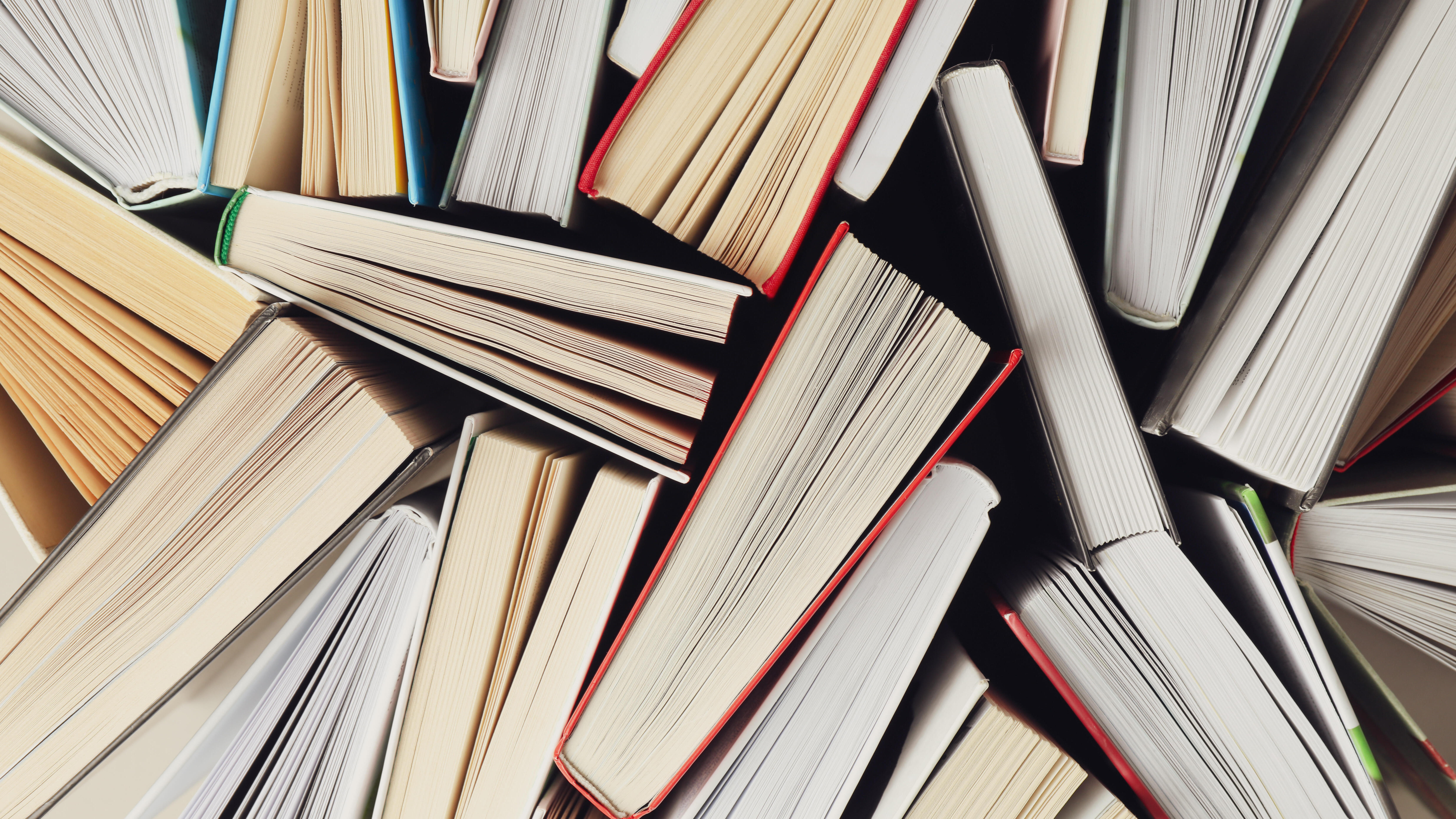 Bücher von oben fotografiert