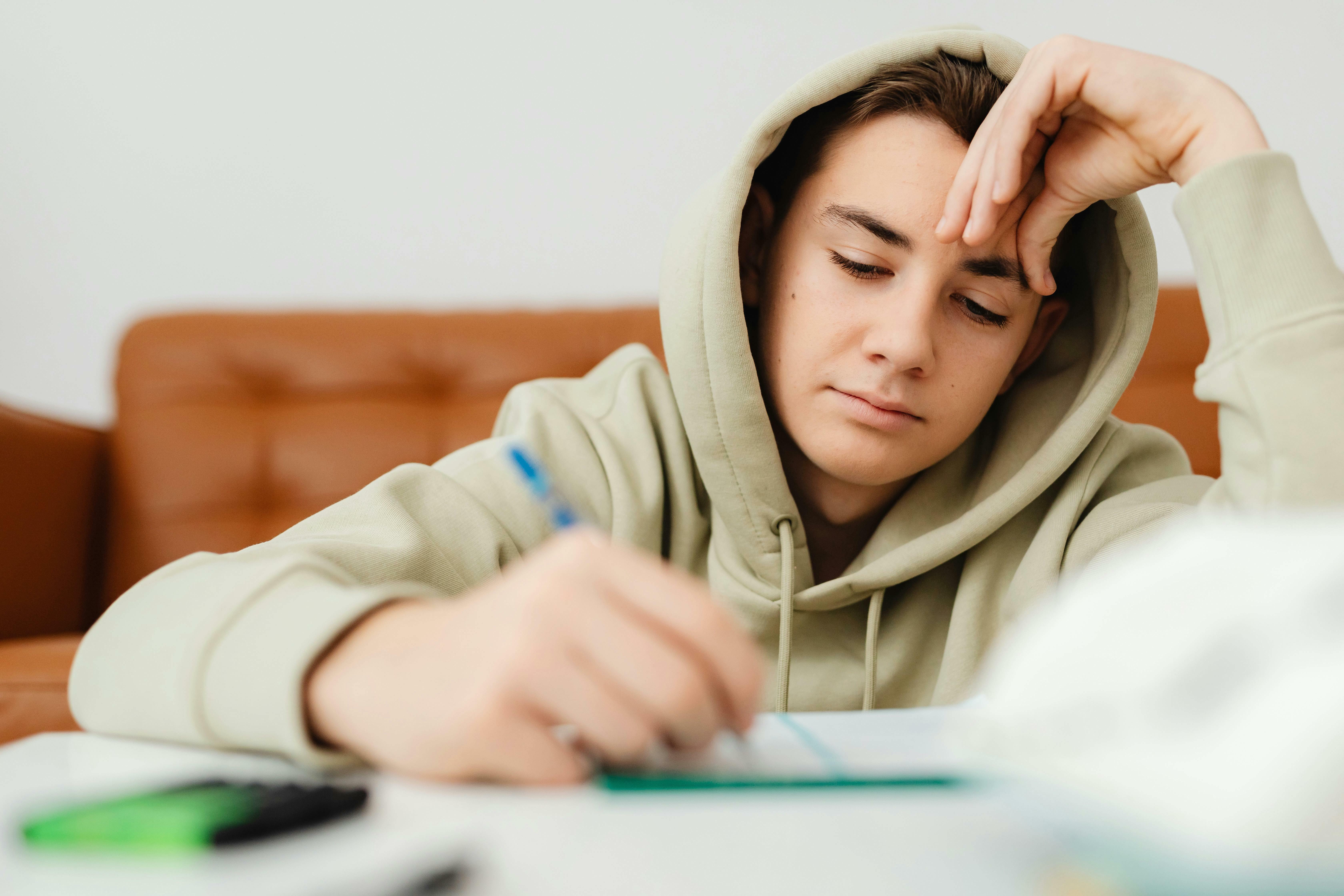 Junge macht Hausaufgaben