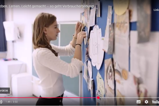 Frau steht an einer Pinwand