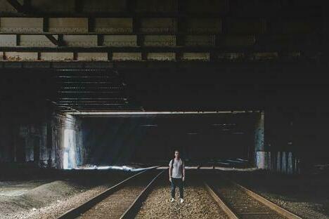 Jugendlicher im Tunnel