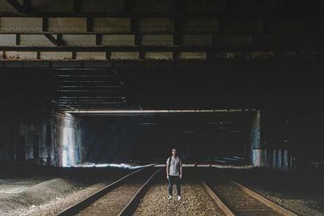 Jugendlicher im Tunnel