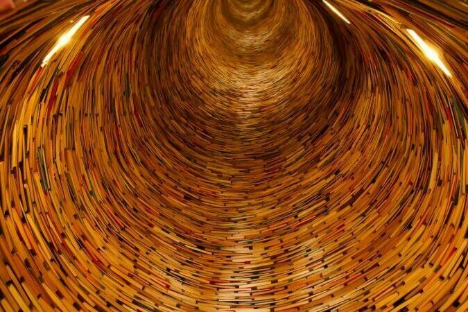 Hunderte von Bücherrücken zu einem Tunnel geformt.