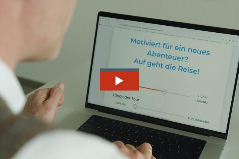 Mann schaut auf Laptop