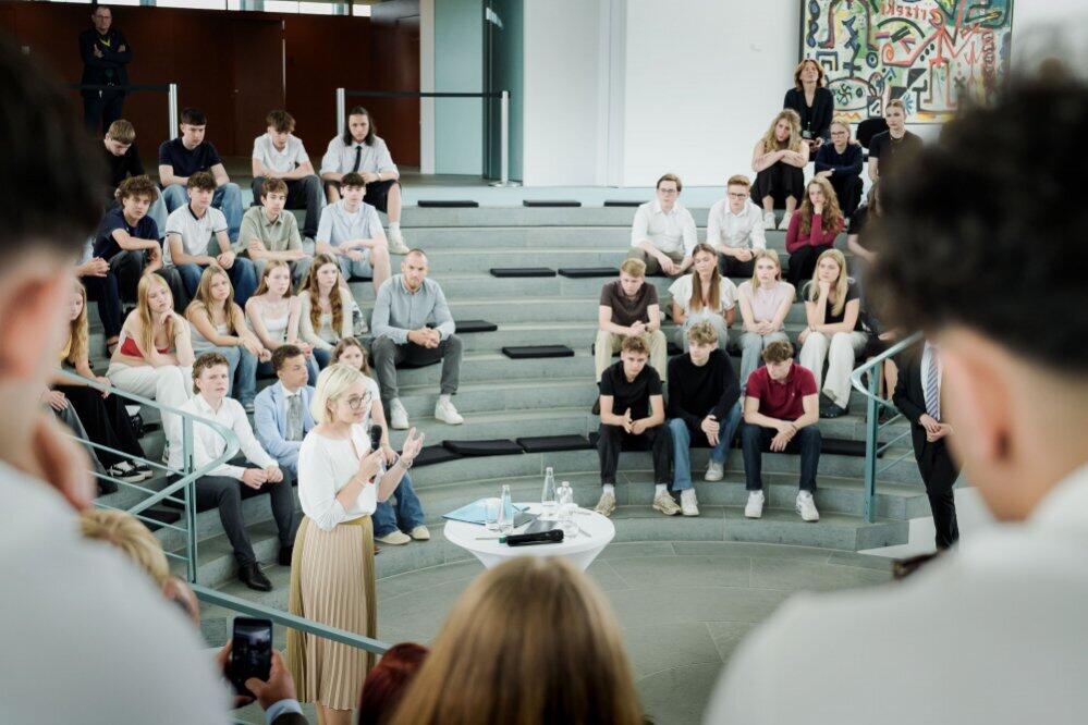 Fragerunde zwischen den Gewinnerklassen in Berlin und der Staatsministerin für Sport und Ehrenamt, Frau Dr. Christiane Schenderlein