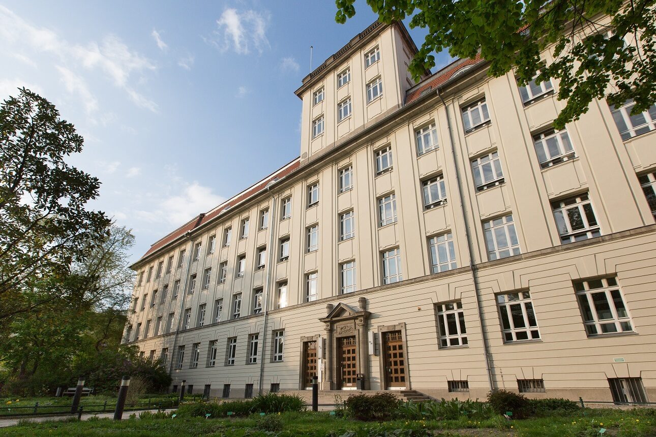 Vorderseite des Haus Beuth, in dem sich Seminarräume und Verwaltung der Hochschule befinden.