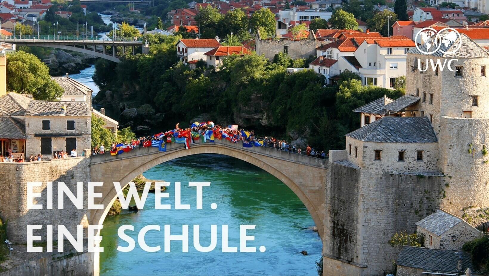 Schülerinnen und Schüler auf Brücke in Mostar, Bosnien und Herzegowina