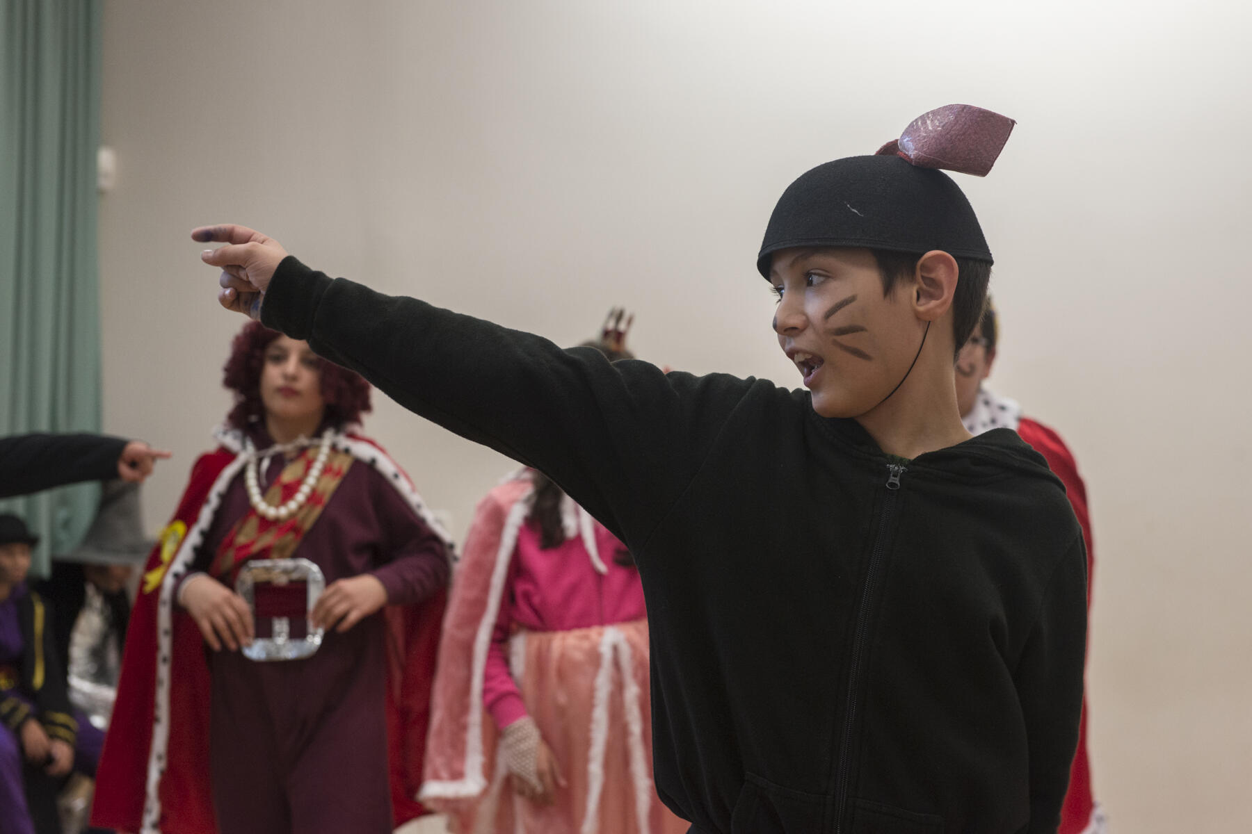 Kind in Verkleidung beim Theaterprojekt der Initiative Luna Park in Berlin in der Weddinger Gesundbrunnen-Grundschule.