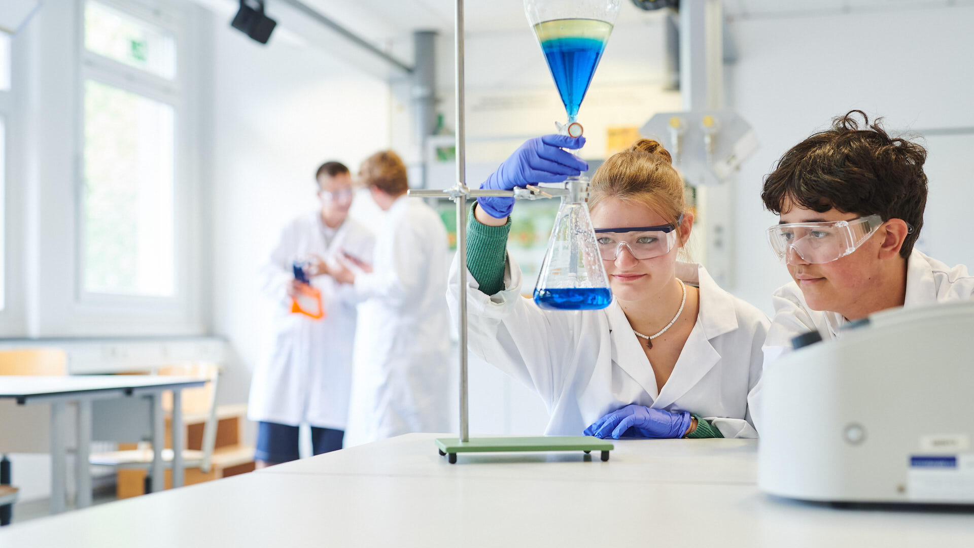 Jugendliche experimentieren und analysieren wissenschaftlich im KITZ.do-Labor zu unterschiedlichen MINT-Fächern.