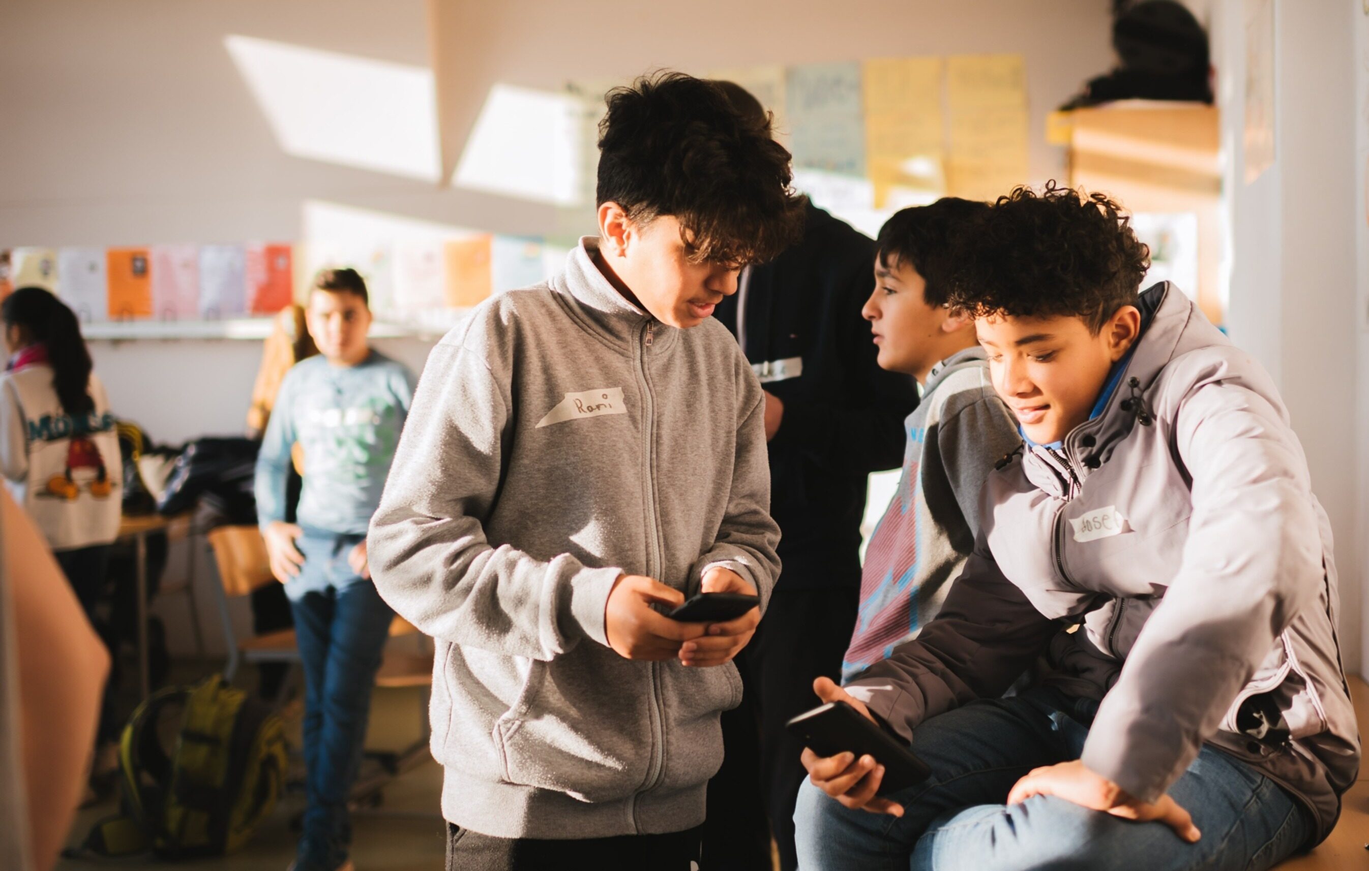 Schüler beschäftigen sich gemeinsam mit Smartphones