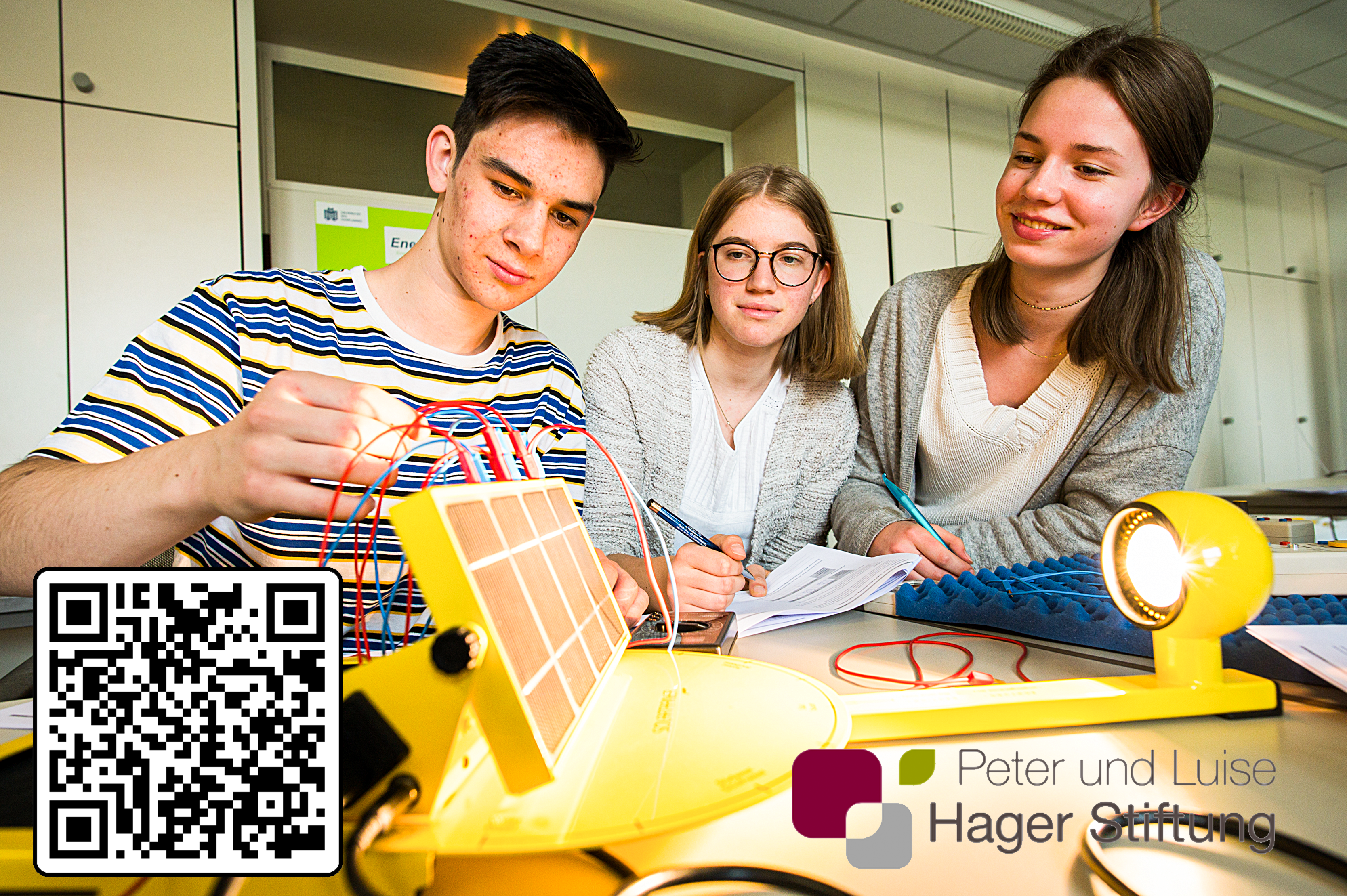 Schüler*innen beim Solarversuch