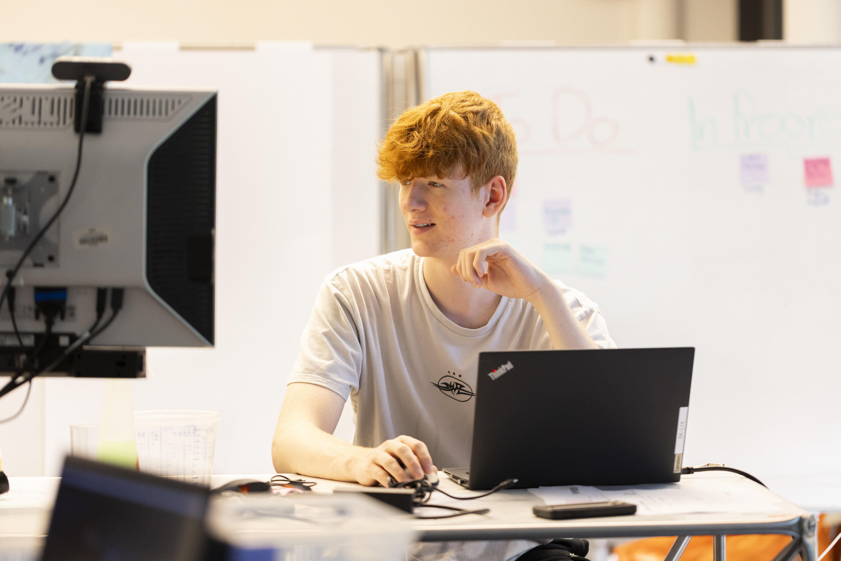 ein Schüler arbeitet an einem Laptop