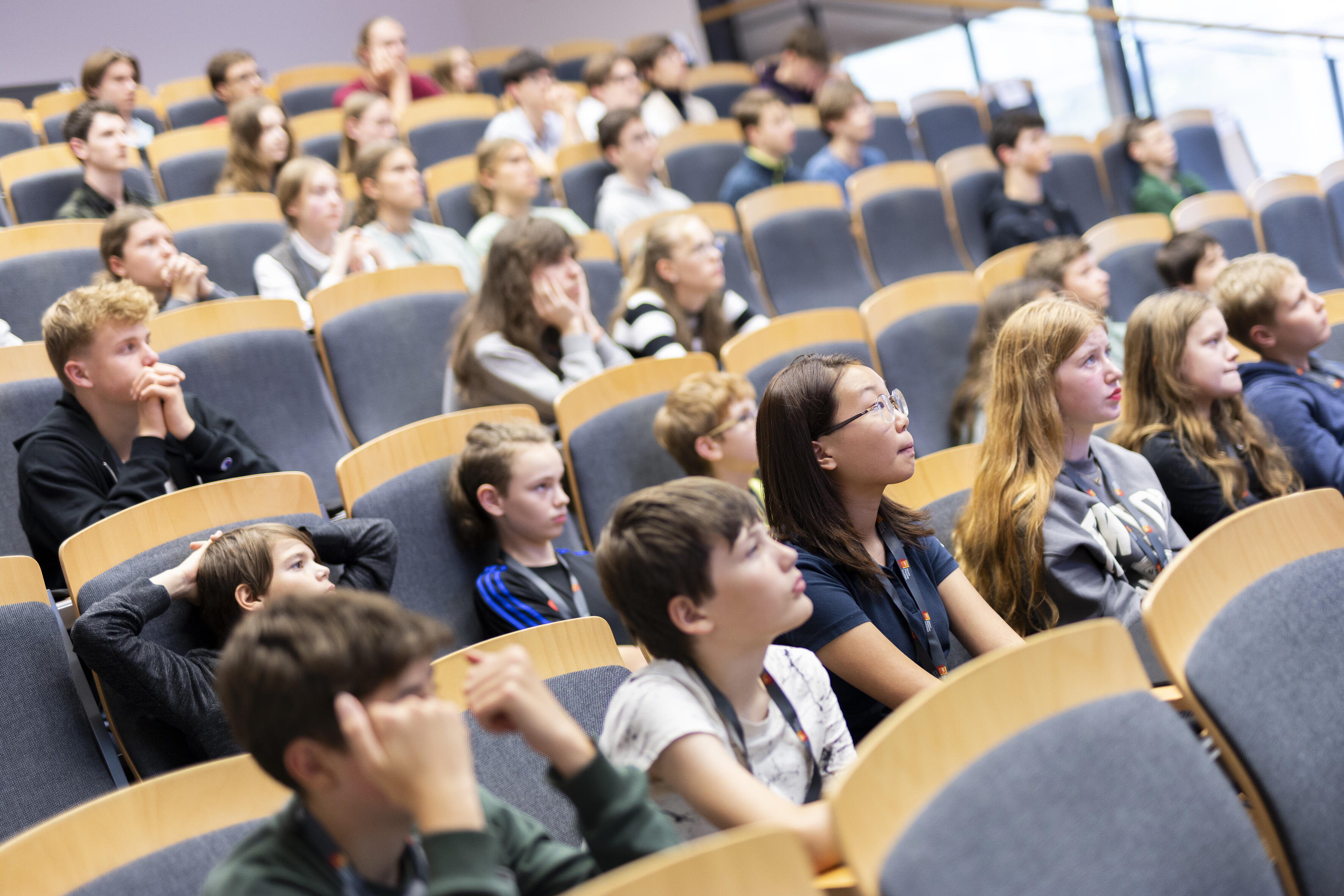 Schüler:innen hören einem Vortrag im Hörsaal zu