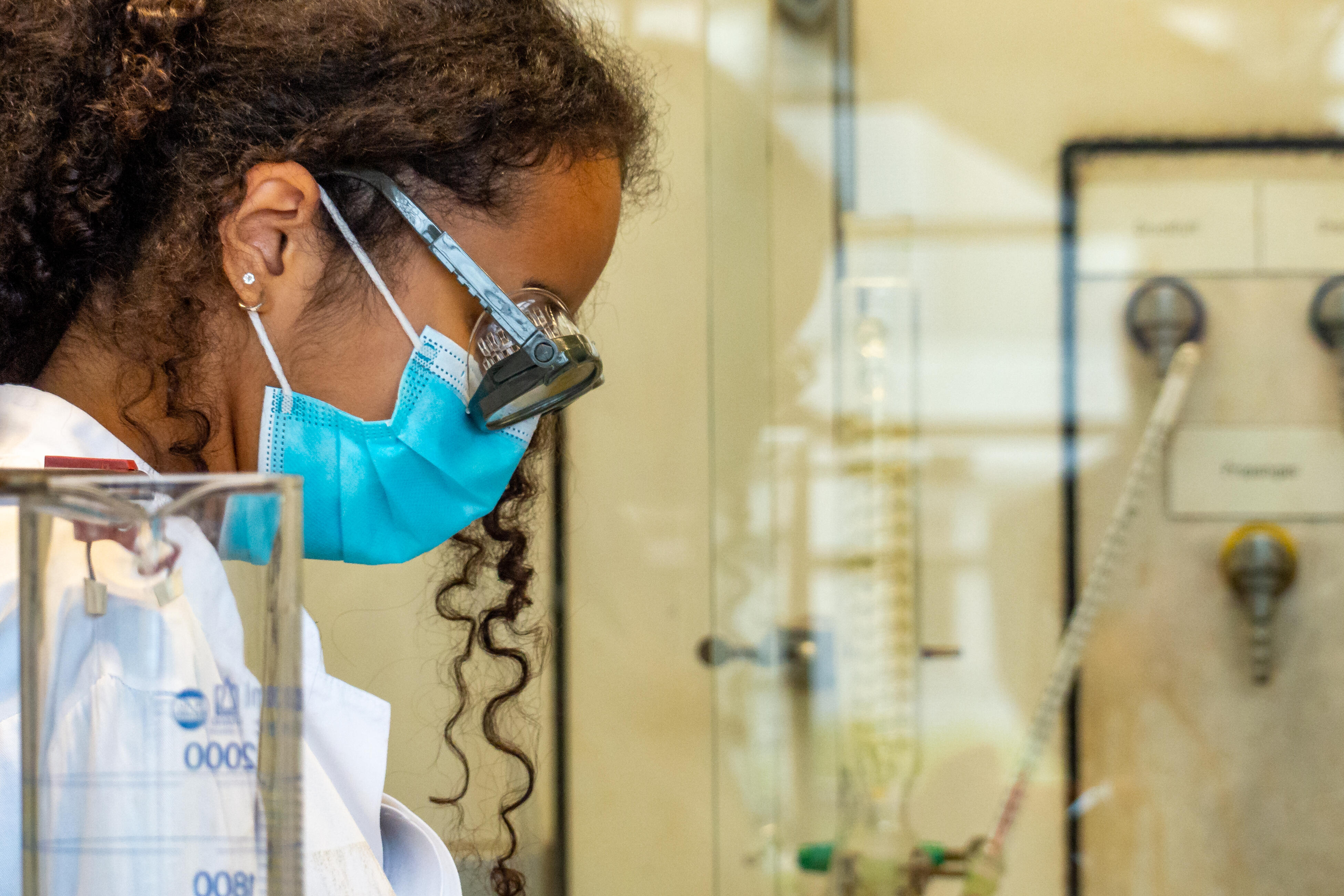 Schülerin im Chemie-Labor